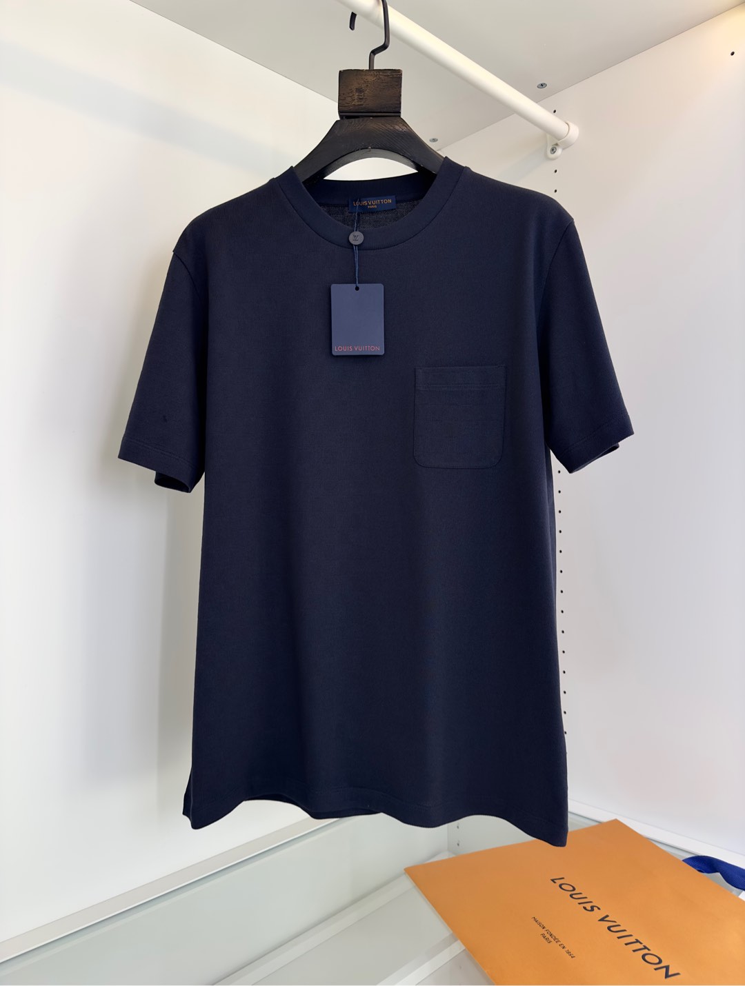 NO:722201,Lo*is Vuit*on Louis*den quality control recommendation!  It allows you to confidently wear the classic Damier checkerboard jacquard micro-wide short-sleeved T-shirt at the counter. I like this classic design. Highly recommended. It is a timeless classic and an ingenious work. It took a month to adjust the fabric to the satisfaction. It is not soft and has a good sense of stiffness. The Damier jacquard texture is uneven and textured. The splicing design is very bright. The embellishment of the pockets and the embellishment of the metal hardware on the side are simple and versatile without losing the sense of detail. Slightly wide tailoring.  The fabric is made of long-staple cotton and is made using custom-woven jacquard technology. Long-staple cotton fibers are 35% longer than ordinary cotton and have a strength of 45%. Good cotton is easy to dye and has stronger color fastness. This is the same T-shirt. It looks more high-end and textured. This fabric has a natural overall color and a dry and comfortable feel. The texture is breathable and moisture-absorbing. Only long-staple jacquard has a more texture and quality. All products are ordered, color blue, white, size M-3XL  Try on 172-148, suitable for L, Louis Vuitton-clothing, Louis Vuitton, T-shirt, tees, t-shirt,19860909Lo*is Vuit*on路易*登 品质控推荐！能让你自信穿到专柜 年年经典Damier棋盘格提花微阔型短袖T恤 喜欢他家的 这款经典设计 强烈推荐,永不过时经典,匠心之作 面料打样就花了一个月 才调整到满意,不软榻 又有很好的挺括感 ,Damier提花纹理 凹凸有质 拼接设计很有亮点 口袋的点缀 侧边金属五金的点缀 简约百搭 又不失细节感 微阔的剪裁 面料采用长绒棉 订织提花的工艺来完成,长绒棉 纤维比普通的棉长出35 强度是45 好的棉 染色性易着色 色牢度更强 这也是同样的T恤 看着更加高档而有质感的一点 这款面料 整体色泽自然 手感干爽舒适 质地透气吸湿 绒长提花才有更显质感与品质感 全品相订单, 颜色蓝色 白色 码数M-3XL 试穿172-148穿L合适,路易威登-服装,louis vuitton,T-shirt,tees，t-shirt,,Women's clothing