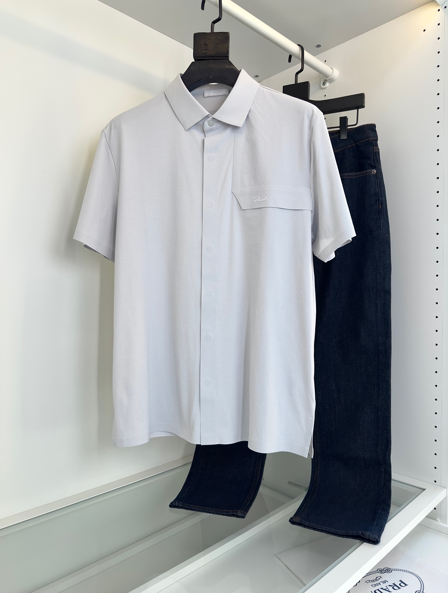 Title: Pr**a 2025 Spring and Summer Collection Quality Control Recommendation Summary: High-end urban outdoor lineup with body-friendly, neck-friendly, decompressive features, made of imported polyester fibers. - 图片 1