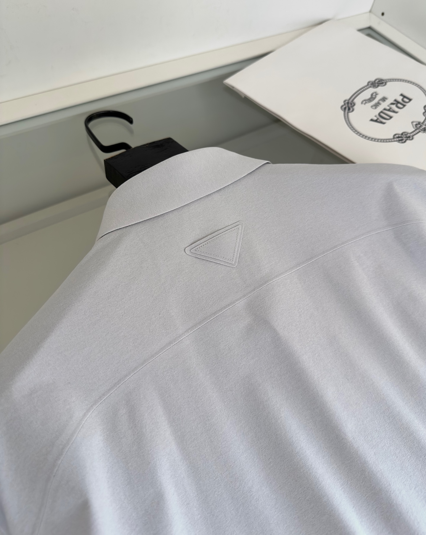 Title: Pr**a 2025 Spring and Summer Collection Quality Control Recommendation Summary: High-end urban outdoor lineup with body-friendly, neck-friendly, decompressive features, made of imported polyester fibers. - 图片 9