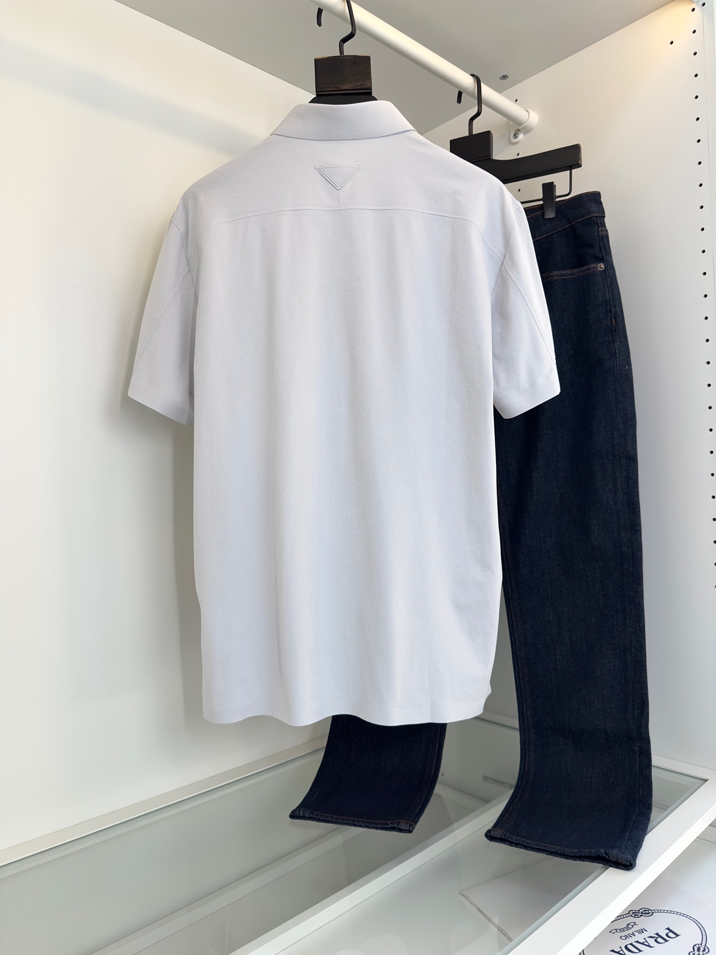 Title: Pr**a 2025 Spring and Summer Collection Quality Control Recommendation Summary: High-end urban outdoor lineup with body-friendly, neck-friendly, decompressive features, made of imported polyester fibers. - 图片 2