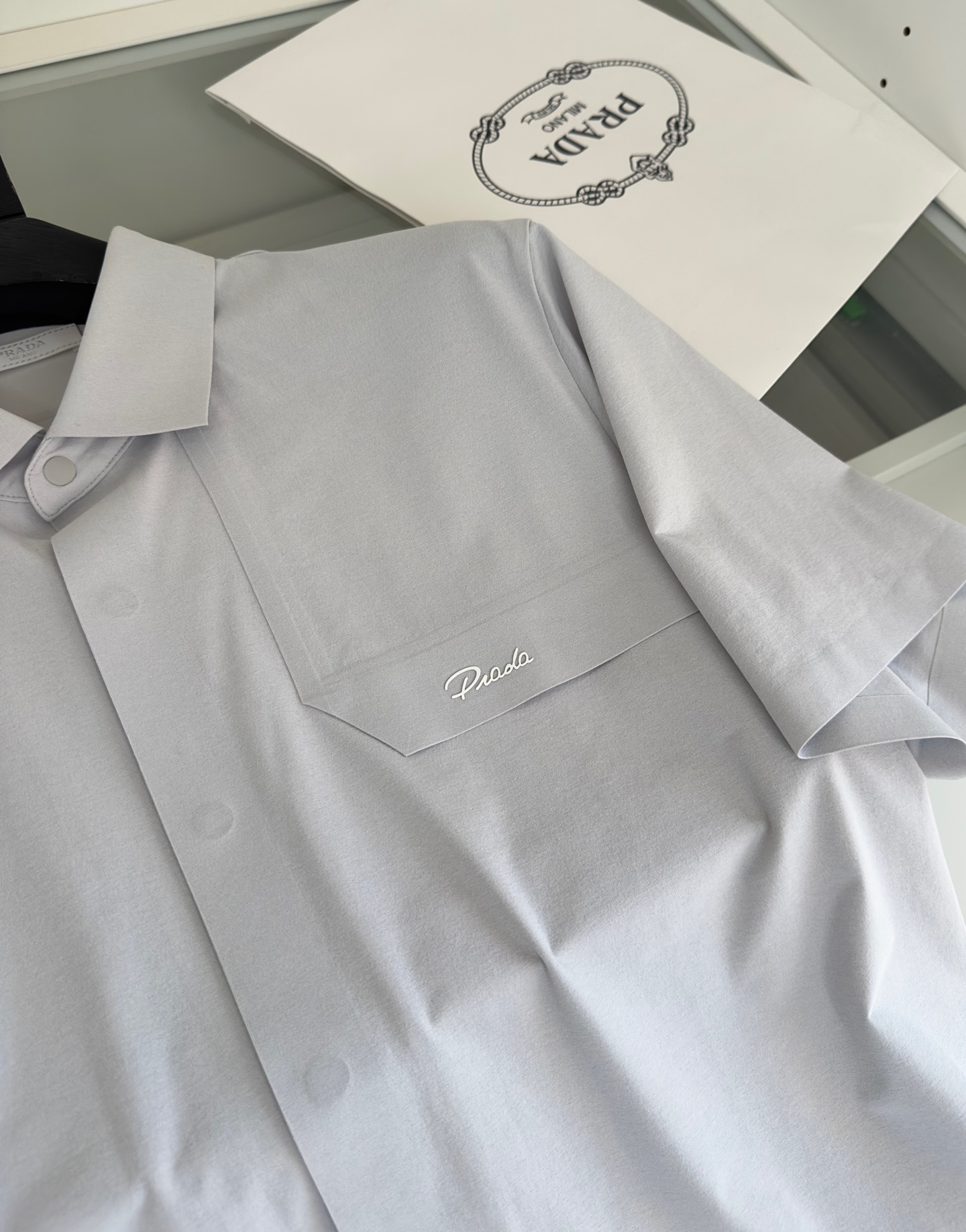 Title: Pr**a 2025 Spring and Summer Collection Quality Control Recommendation Summary: High-end urban outdoor lineup with body-friendly, neck-friendly, decompressive features, made of imported polyester fibers. - 图片 5
