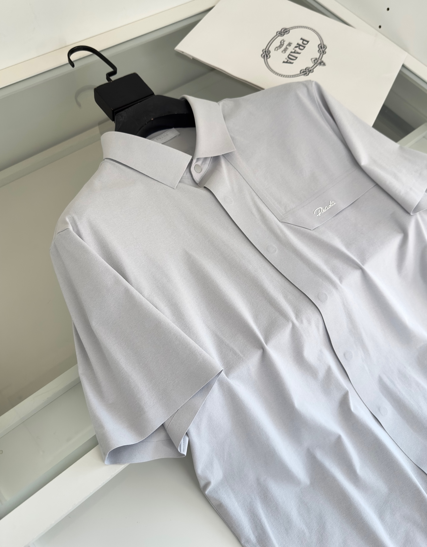Title: Pr**a 2025 Spring and Summer Collection Quality Control Recommendation Summary: High-end urban outdoor lineup with body-friendly, neck-friendly, decompressive features, made of imported polyester fibers. - 图片 3