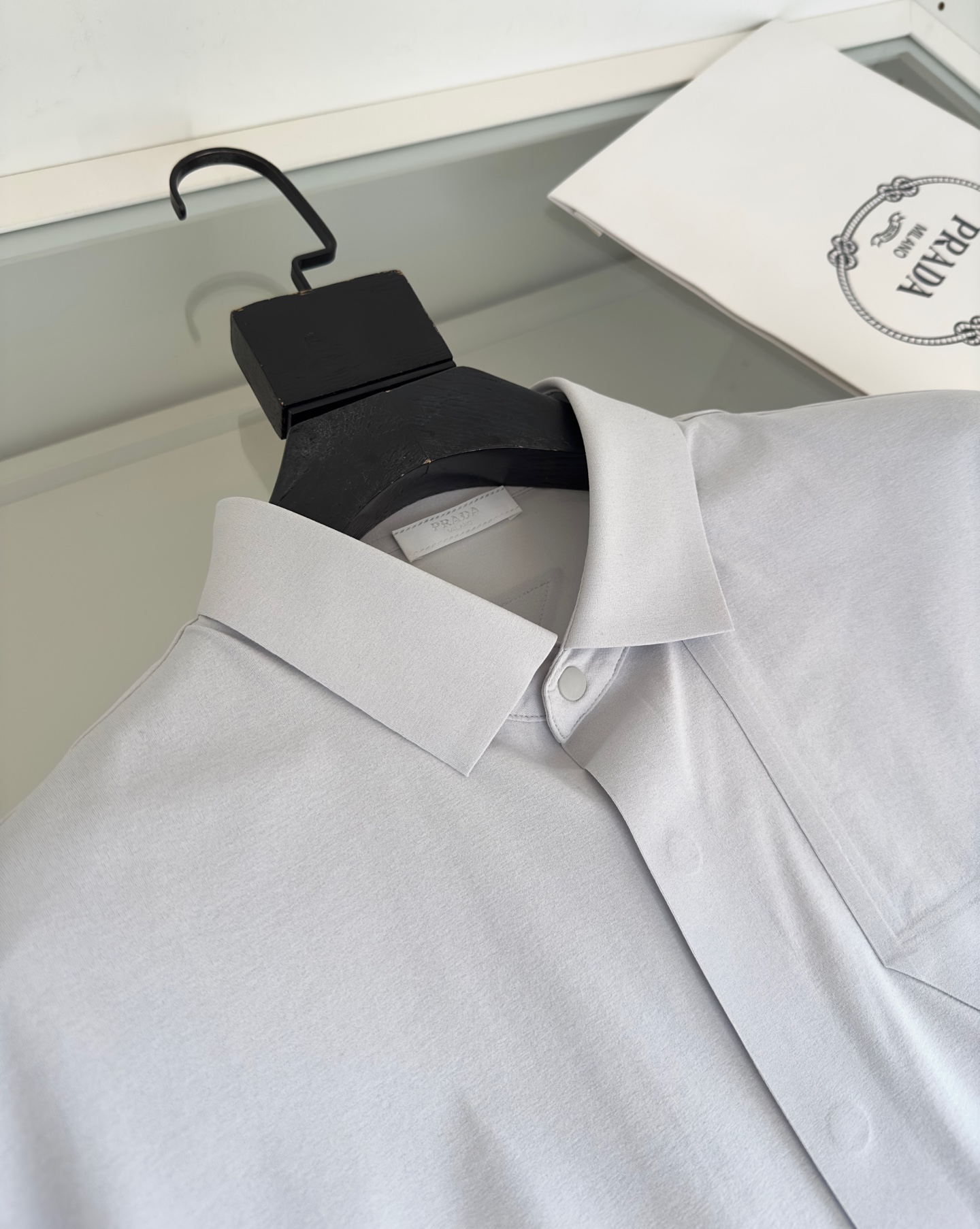 Title: Pr**a 2025 Spring and Summer Collection Quality Control Recommendation Summary: High-end urban outdoor lineup with body-friendly, neck-friendly, decompressive features, made of imported polyester fibers. - 图片 4