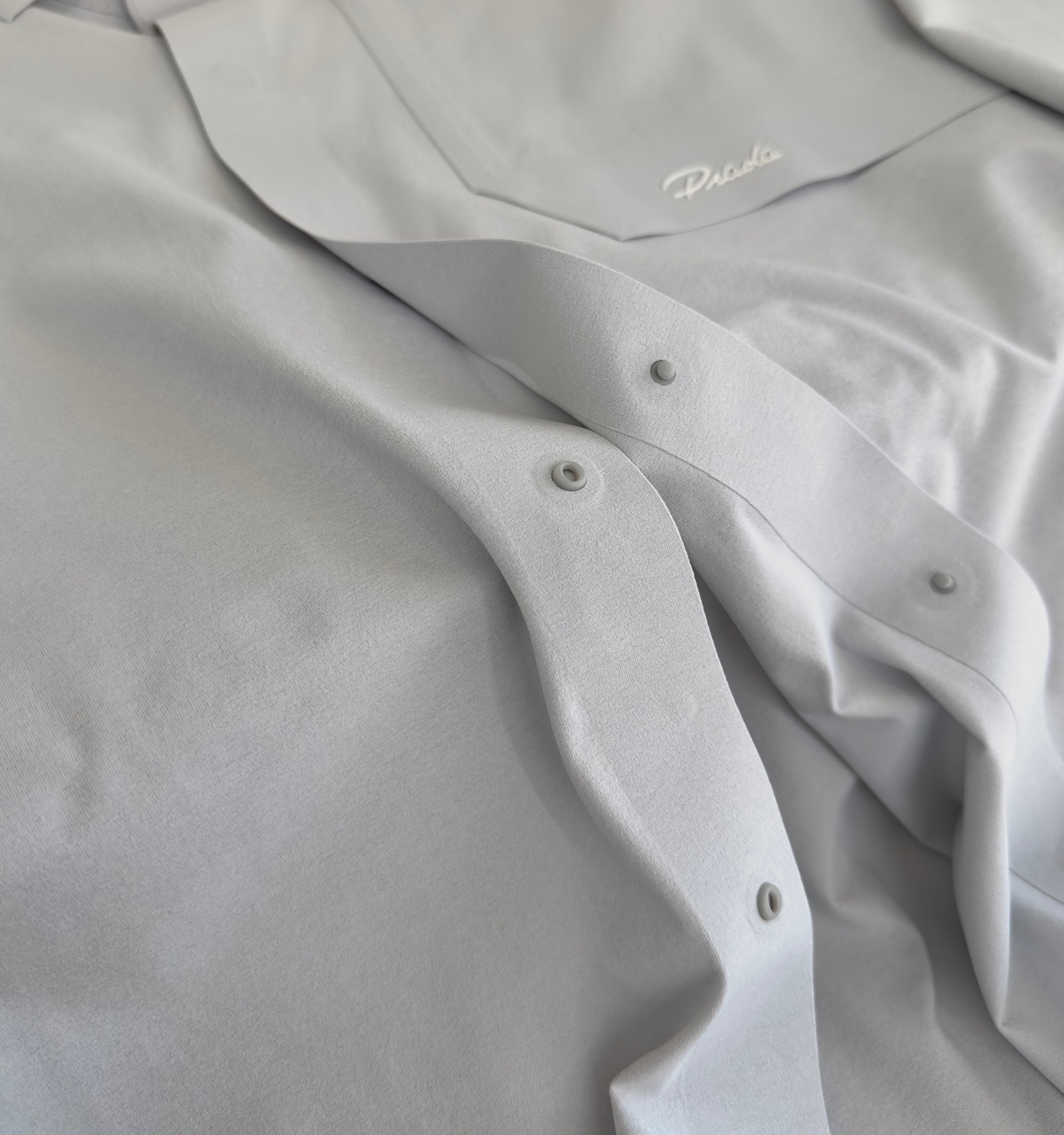 Title: Pr**a 2025 Spring and Summer Collection Quality Control Recommendation Summary: High-end urban outdoor lineup with body-friendly, neck-friendly, decompressive features, made of imported polyester fibers. - 图片 6