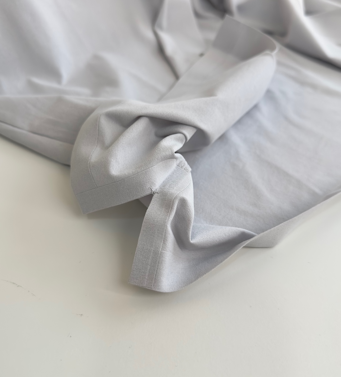 Title: Pr**a 2025 Spring and Summer Collection Quality Control Recommendation Summary: High-end urban outdoor lineup with body-friendly, neck-friendly, decompressive features, made of imported polyester fibers. - 图片 7