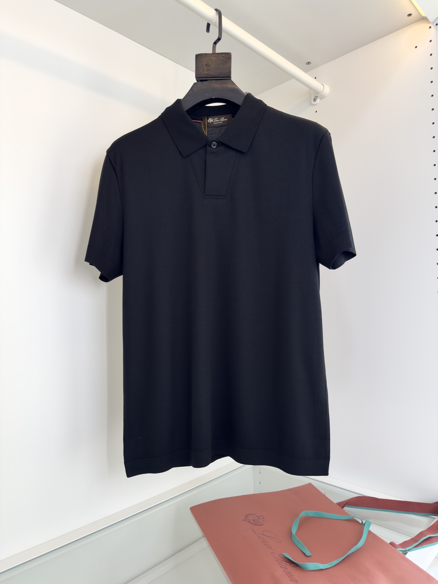 NO:460306,Lo*ro Pi*na Nou u Pianya Spring and summer Quality control recommendations Cloud-like skin-friendly touch Side-friendly flat machine Elegant gentleman One-button business casual classic lapel short-sleeved T-shirt Simple and luxurious style One-button V-drawing design The upper body has a more tone, making it easier to match in business casual, Italian-style tailored upper body fit, the lower body is slightly loose, making the dress feel more crisp and stylish while being better inclusive of the body shape. Look at the fabric, knitted foot fabric, craft sweater woven like!  The overall weaving time is long, the process requirements are high, time-consuming and labor-intensive, and the advantages are high quality. The upper body is high-end and stylish. Good elasticity. Hygroscopic, breathable, wrinkle-proof and have good functionality. It is also unmatched by ordinary fabrics. The inner lining ammonia process treatment. The upper body has an excellent skin-friendly feeling. Full-quality order. Color Black, off-white, brown, green, code M-3XL. Try it on 172-148. Appropriate wearing L code. Sweaters, T-shirt,tees, t-shirt,alexander wang.19860909Lo*ro Pi*na诺 u翩雅 春夏 品质控推荐 云朵般的亲肤触感 横机 雅痞绅士 一粒扣商务休闲经典款翻领短袖T恤 简奢风 一粒扣V型翻领的设计 上身更有腔调 让商务休闲中更加易于搭配 意式得剪裁 上半身合体 衣服下半身略微宽松 让穿着感 更加挺括有型的同时 对身型有更好的包容性 看面料 针织起脚面料 工艺类式毛衣一样织造！采用大圆机设备 整体织造时间久,工艺要求高,耗时耗力,优点品质感高 上身高档而有型 伸缩性好 吸湿 透气 防皱都有很好功能性 也是一般面料无法媲美 内里液氨工艺处理 上身有极好的亲肤感 全品相订单 颜色 黑色 米白色 咖色 绿色 码数M-3XL 试穿172-148穿L码合适,,sweaters,T-shirt,tees，t-shirt,alexander wang,Men's clothing