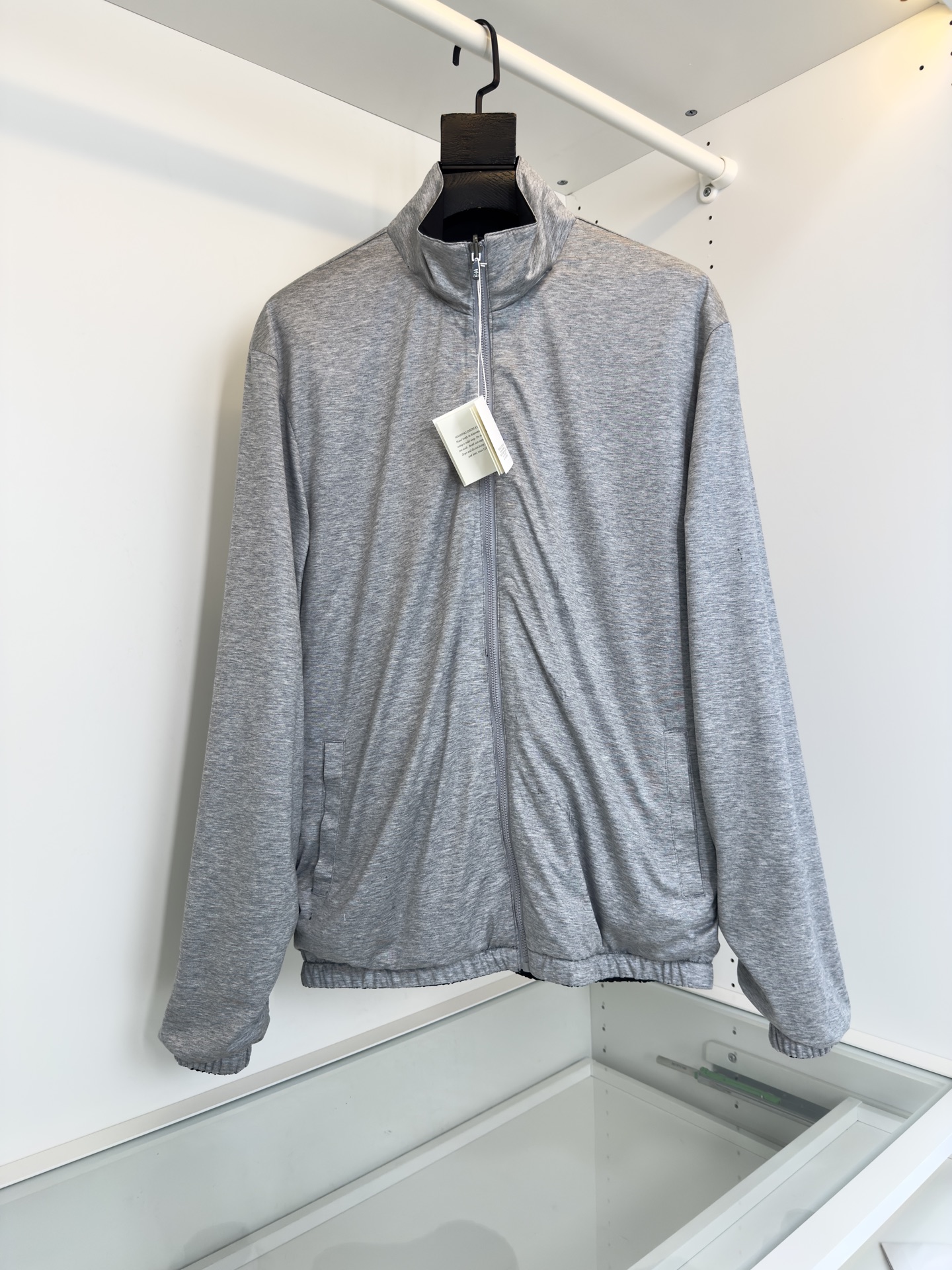 NO:120184,Bru**llo Cuci**lli L2025 Spring Business Commuting One dress and two-sided jackets Classic and practical wear Two-sided design One side knitted material One side gentleman clean face Commuting Classic stand collar style Two sides insert pockets Complex tailoring Classic versatile business casual wear trousers A style that can easily match casual pants The fabric is made of wool blend material The front is made of fiber nylon material skin-friendly Comfortable while keeping warm and has a good sense of crispness The whole quality of hardware accessories Color Black/Gray Blue/Gray Number M-3XL Try on 172-148 It is suitable for wearing L, Jackets & coats, Jackets & coats, alexander wang19860909Bru**llo Cuci**lli L2025春季 商务通勤 一衣两穿双面穿夹克外套 经典实穿 两面穿的设计 一面针织材质 一面绅士净面 通勤 经典立领款 两侧插袋 合体的剪裁 经典 百搭 商务 休闲 穿西裤 休闲裤都能轻松搭配的一款 面料采用 羊毛混纺材质 正面采用纤维锦纶材质 亲肤 舒适 保暖的同时 又有很好的挺括感 五金辅料全品相 颜色 黑色/灰 蓝色/灰 码数M-3XL 试穿172-148穿L合适,,jackets & coats,jackets & coats,alexander wang,Men's clothing