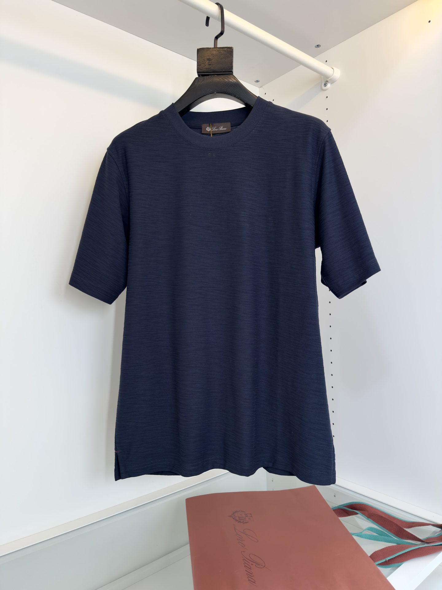 NO:123320,Lo*ro Pi*na Nuo u Pianya Lao Qian recommends!  Classic round neck short-sleeved T-shirt, classic versatile style cabinet on sale!  !  One-line stitching on the back, casual and slightly wide cut, hem slit, neckline slightly fits the neck, upper body is straight and more fashionable, fabric is made of woven fabric, surface horizontal texture and warm luster, upper body skin-friendly and breathable, crisp and stylish Order of full-quality color Blue Apricot white size M-2XL Try on 172-148 suitable for wearing, T-shirt,tees,t-shirt,alexander wang19860909Lo*ro Pi*na诺 u翩雅 老钱推荐！经典款圆领短袖T恤 经典百搭款 柜在售！！背部一字缝合 休闲微阔剪裁 下摆开叉 领口微微贴合颈部 上身挺拔而更具时尚感 面料采用订织面料 表面横纹质感又有温润的光泽感 上身亲肤透气,挺括有型 全品相的订单 颜色 蓝色 杏白尺码M-2XL 试穿172-148穿L合适,,T-shirt,tees，t-shirt,alexander wang,Men's clothing