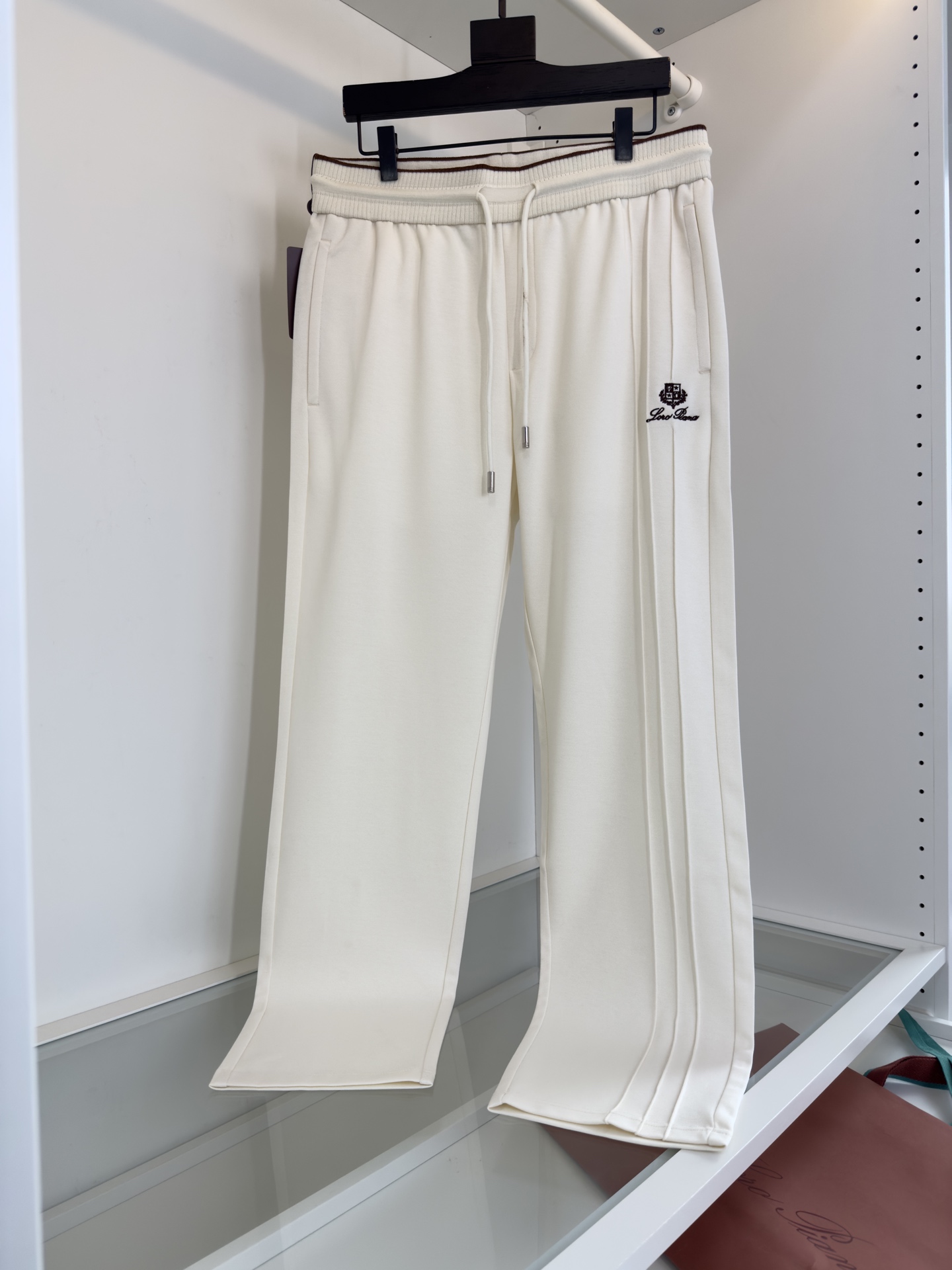 NO:120177,Lo*ro Pi*nanuo u Pianya Spring and Summer 2025 Full-quality order Elastic waist straight-foot casual pants Vertical lines combined with logo embroidery design, contrasting waist edges embellishment, elastic waist drawstring fitting, classic and versatile, upper body has always a casual slack feeling The fabric is made of cotton blended material, with a warm and shiny surface highlighting high-end texture, silky feel, comfortable and breathable upper body, overall and have a good crisp feeling, orders for full-quality orders, color, black, white number M-3XL, try on 172-148 waist circumference 2 feet 5, appropriate wear, alexander wang19860909Lo*ro Pi*na诺 u翩雅 2025春夏 全品相订单 松紧腰直脚休闲裤 竖纹结合标志刺绣的设计,腰部边际撞色点缀 松紧腰抽绳合体的剪裁 经典百搭同时 上身有总随意的松弛感 面料采用棉混纺材质,表面有着温润光泽感 凸显高档质感 手感丝滑 上身舒适透气 整体又有好的挺括感 全品相的订单,颜色 黑色 白色码数M-3XL 试穿172-148腰围2尺5穿L合适,,alexander wang,Men's clothing