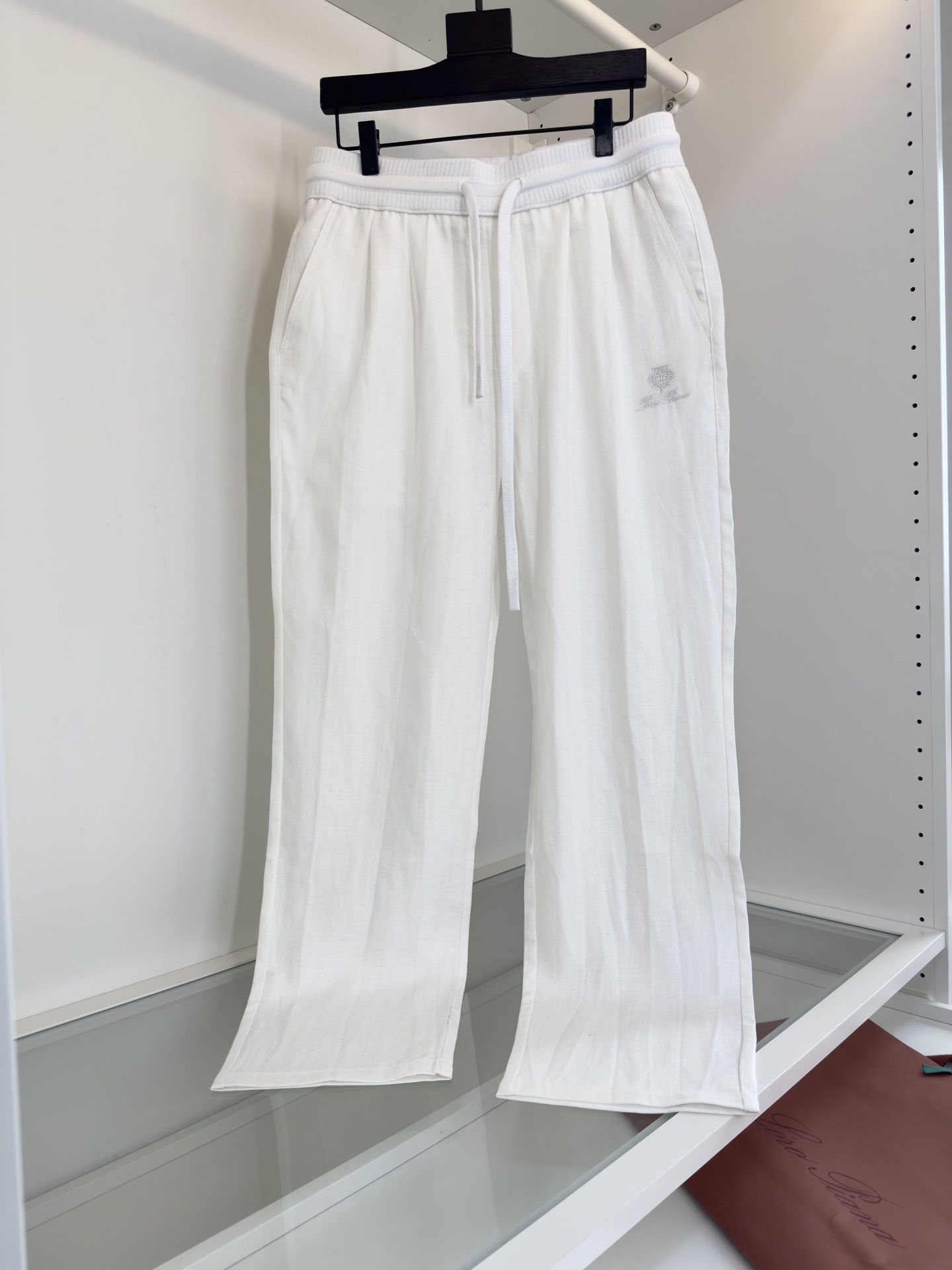 NO:120181,Lo*ro Pi*nanuo u Pianya Tennis linen, elastic waist straight-leg casual pants, classic style, a style that is practical for business and casual wear, logo embroidery, fitted tailoring, elegant temperament of the upper body. The knitted waist loose sense and practical drawstring at the waist create a balanced elegance in comparison. The two sides insert bags The fitted tailoring style The fabric is made of Tennis linen material, making the upper body comfortable and breathable, moisture-absorbing and sweating, Tennis added, making the overall high-end and shiny texture, and can be matched well in business and casual wear Color Black White Card color Number M-3XL Try on 172-148 for wearing L,,alexander wang19860909Lo*ro Pi*na诺 u翩雅天丝亚麻 松紧腰直筒休闲裤 经典款 商务休闲都实穿的一款 标志刺绣点缀 合体的剪裁 上身典雅气质.针织腰部宽松量感与腰部的实用抽绳,在对比中营造平衡的优雅.两侧插袋 合体的剪裁版型 面料采用天丝亚麻材质 让上身舒适透气 吸湿排汗 天丝添加 又让整体高档而有光泽质感 商务休闲都能很好搭配 颜色 黑色 白色 卡色 码数M-3XL 试穿172-148穿L合适,,alexander wang,Men's clothing