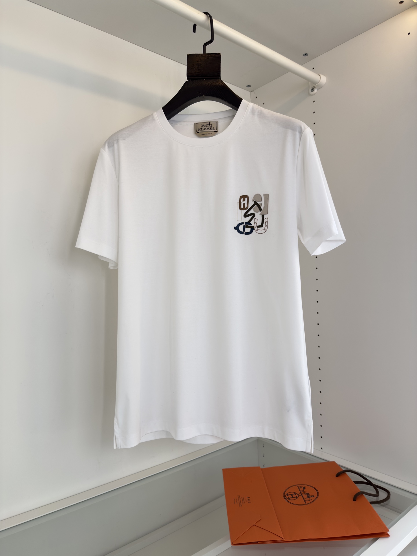 NO:139740,He*mès 2025 spring and summer, cabinets are on sale!  H Puzzle leather embroidered round neck short-sleeved T-shirt, classic every year, lamb leather embroidered design, rich and layered details and texture, the integrated tailoring, the neckline is slightly fitted with the neck, the upper body is fashionable and textured, the quality is single, before cutting, the fabric is strictly followed by the standard of 5 washes before dyeing, and the shrinkage rate is controlled within 2. The slightly loose tailoring meets the simple needs of commuters for dressing. The upper body effect is very good, it looks slim and not picky. The fabric is made of high-stretched mercerized cotton!  The surface is shiny, the upper body is comfortable and smooth, the fabric is made... Impossible, good craftsmanship can make you feel good, color black gray white code M-3XL try on 172-148 suitable for wearing L code, T-shirt,tees,t-shirt,alexander wang19860909爱*仕(He*mès) 2025春夏,柜在售！H Puzzle皮绣点缀圆领短袖T恤衫,年年经典 羊羔皮绣点缀设计,丰富而有层次的细节质感 合体的剪裁 领口微微贴合颈部 上身时尚而有质感 品质单,面料在裁剪前,严格按照染 色前5次洗水的标准 , 将缩水率控制在 2之内,略宽松的剪裁,满足通勤人们对于着装的简约需求,上身效果很 好, 显瘦,不挑剔 身材.面料采用高支丝光棉！表面富有光泽,上身舒适顺滑,面料做工.... 无可 挑剔, 好工艺好面料才能穿出好品味一款,颜色 黑色 灰色 白色 码数M-3XL 试穿172-148穿L码合适,,T-shirt,tees，t-shirt,alexander wang,Men's clothing