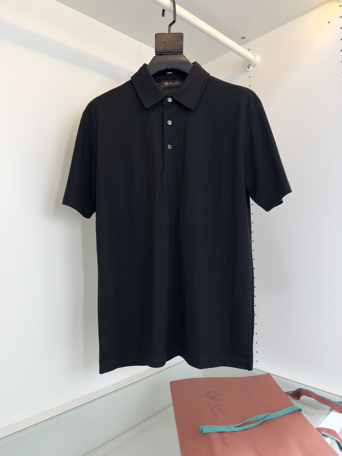 NO:141033,Lo*ro Pi*na Nuo u Pianya Recommended by old and upstarts!  Cotton-linen blend Business commuter lapel short-sleeved POLO shirt Classic three-button lapel style Minimalist design Combined tailoring The fabric is made of 70 long velvet cotton 30 linen blend material The fabric has good flexibility Not easy to deform and also has good comfort and breathability Full-quality order Color Black Blue Apricot Number M-2XL Try on 172-148 It is suitable to wear L code, T-shirt, alexander wang19860909Lo*ro Pi*na诺 u翩雅 老钱新贵推荐！棉麻混纺 商务通勤翻领短袖POLO衫 经典三粒扣翻领款式 极简的设计 合体的剪裁 面料采用成分70长绒棉30亚麻混纺材质 面料有着很好的柔韧性 不易变形的同时 又有很好的舒适透气性全品相订单 颜色 黑色 蓝色 杏色 码数M-2XL 试穿172-148穿L码合适,,T-shirt,alexander wang,Men's clothing