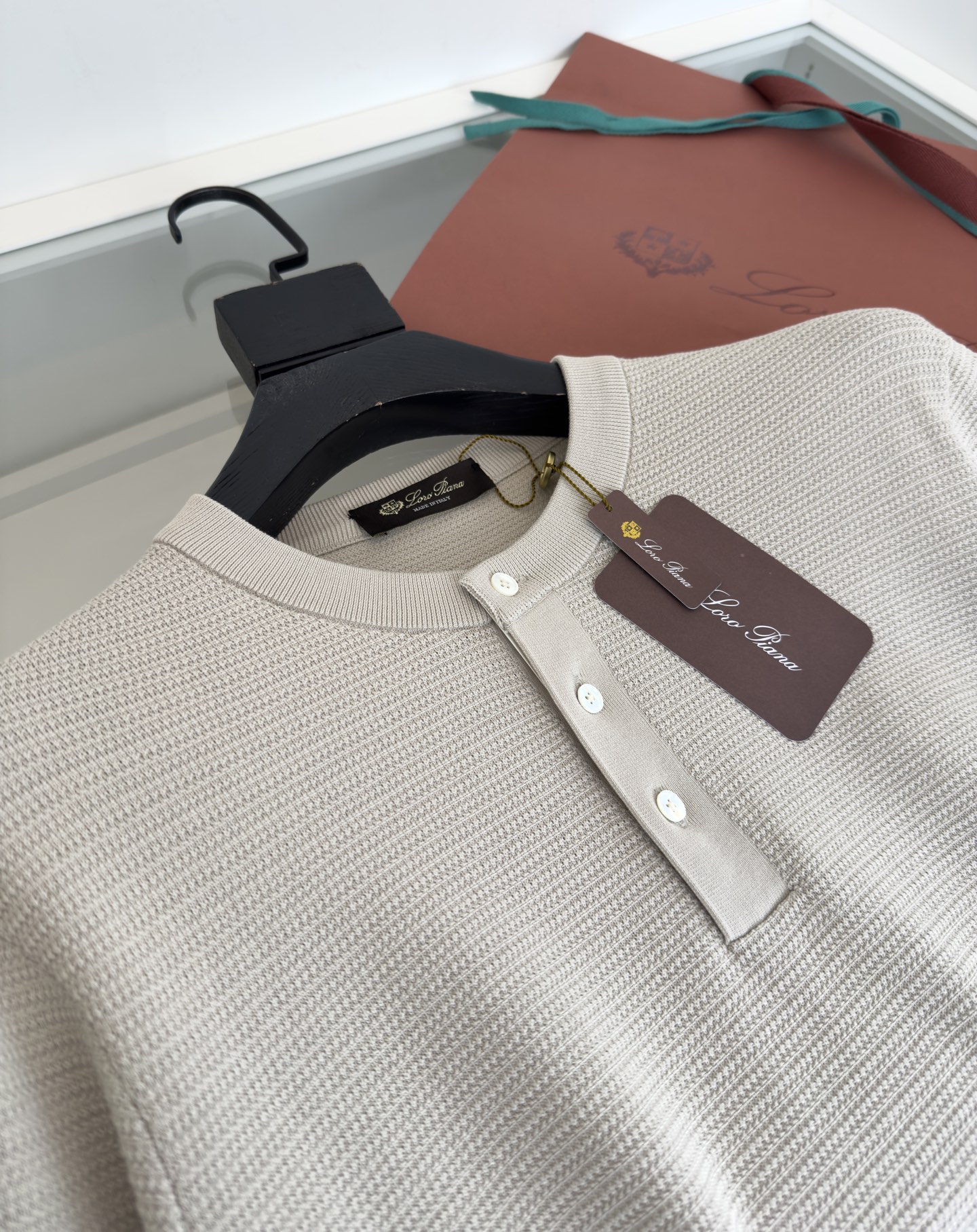 P872 Lo*ro Pi*nano: High-End Quality Advice for Formal Fashion with Henley Collar - 图片 4