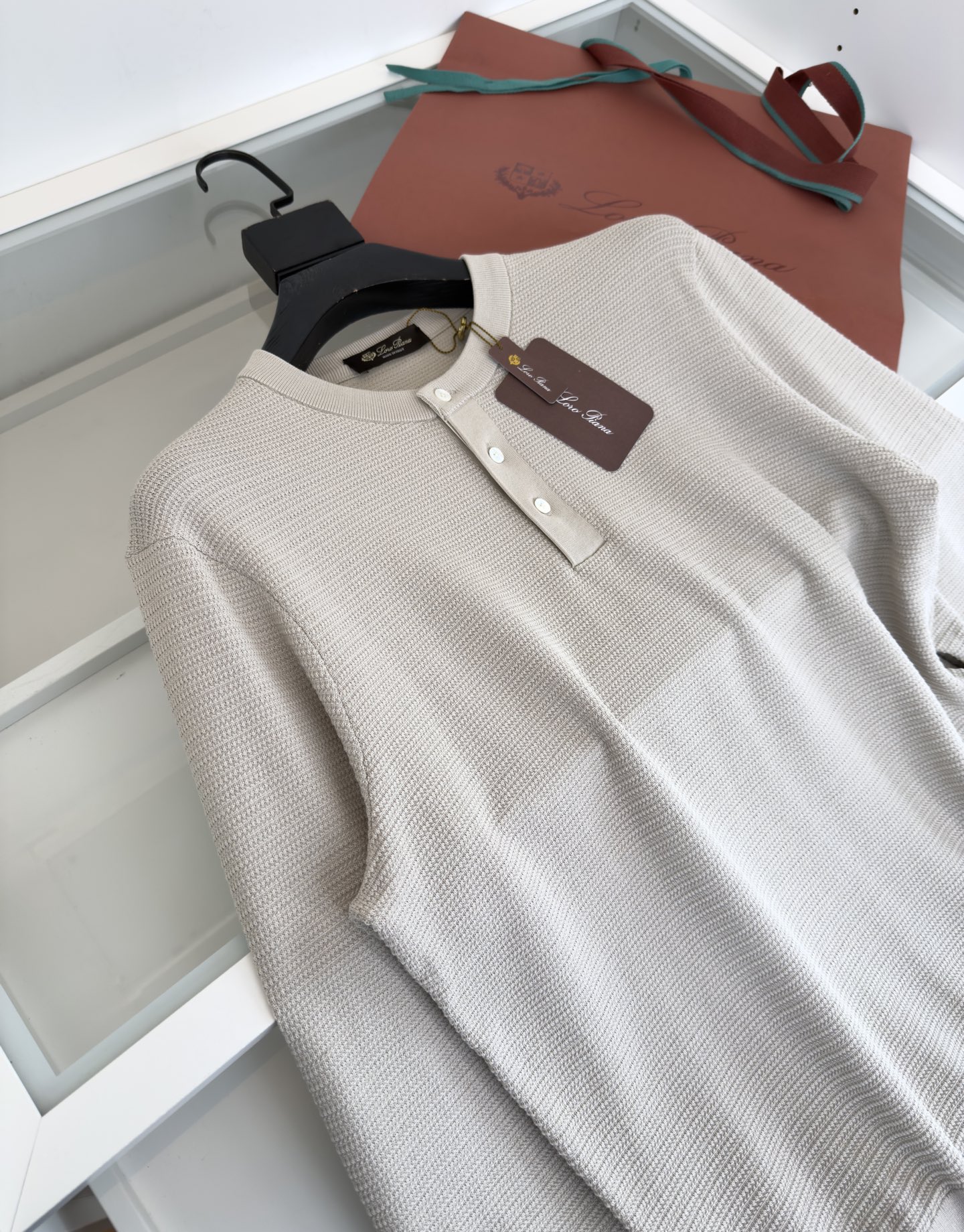 P872 Lo*ro Pi*nano: High-End Quality Advice for Formal Fashion with Henley Collar - 图片 3
