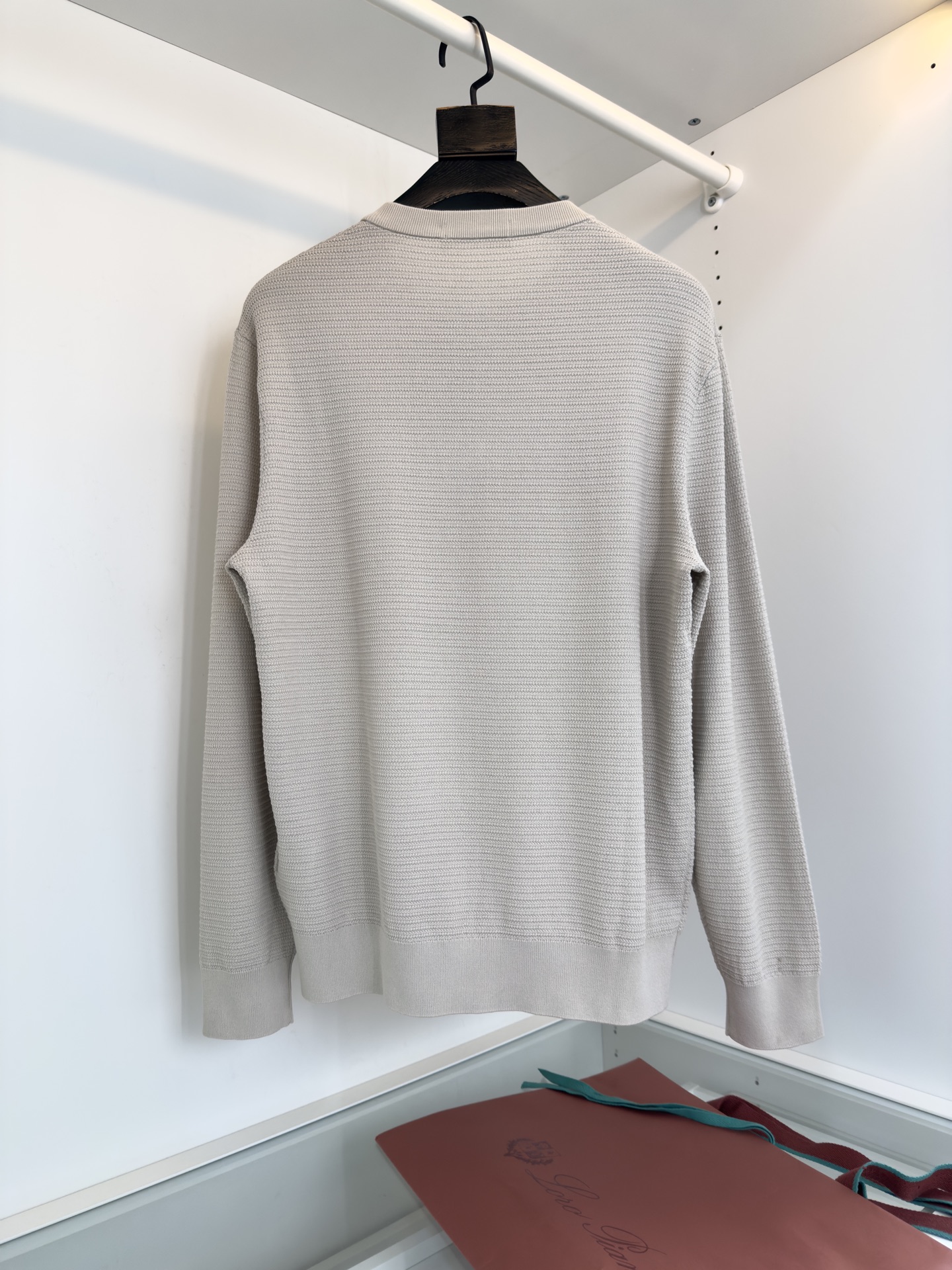 P872 Lo*ro Pi*nano: High-End Quality Advice for Formal Fashion with Henley Collar - 图片 2