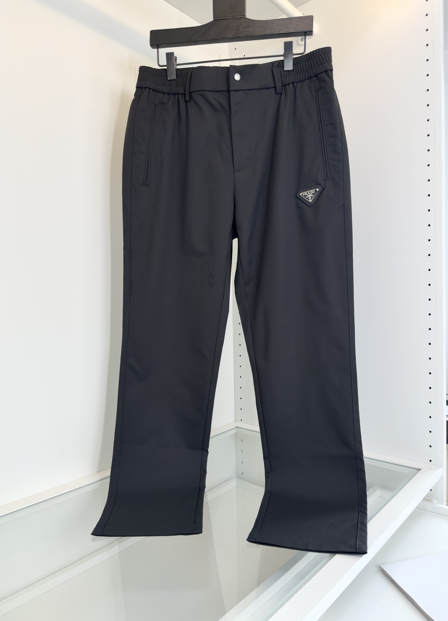 NO:512998,PRA*A Pu*da 2025 spring and summer new casual pants, elastic waist straight-leg classic style, a style that can be matched well in business and casual style, front and rear logo embellishment design, elastic waist design, greatly improved waist comfort, fitted tailoring, fabric is made of blended material, skin-friendly, breathable, washing process makes the fabric soft while also having a good sense of crispness. Color Black Gray Number of codes M-3XL Try on 172-148 and wear L codes, prada, alexander wang19860909PRA*A普*达 2025春夏新款休闲裤 松紧腰直筒经典款式 商务休闲都能很好搭配的一款 前后标志的点缀设计 弹力松紧腰的设计 大大提升的腰部舒适性合体的剪裁 ,面料采用混纺材质 亲肤 透气 水洗工艺让面料柔软的同时 又有很好的挺括感 颜色 黑色 灰色 码数M-3XL 试穿172-148穿L码合适,,prada,alexander wang,Men's clothing