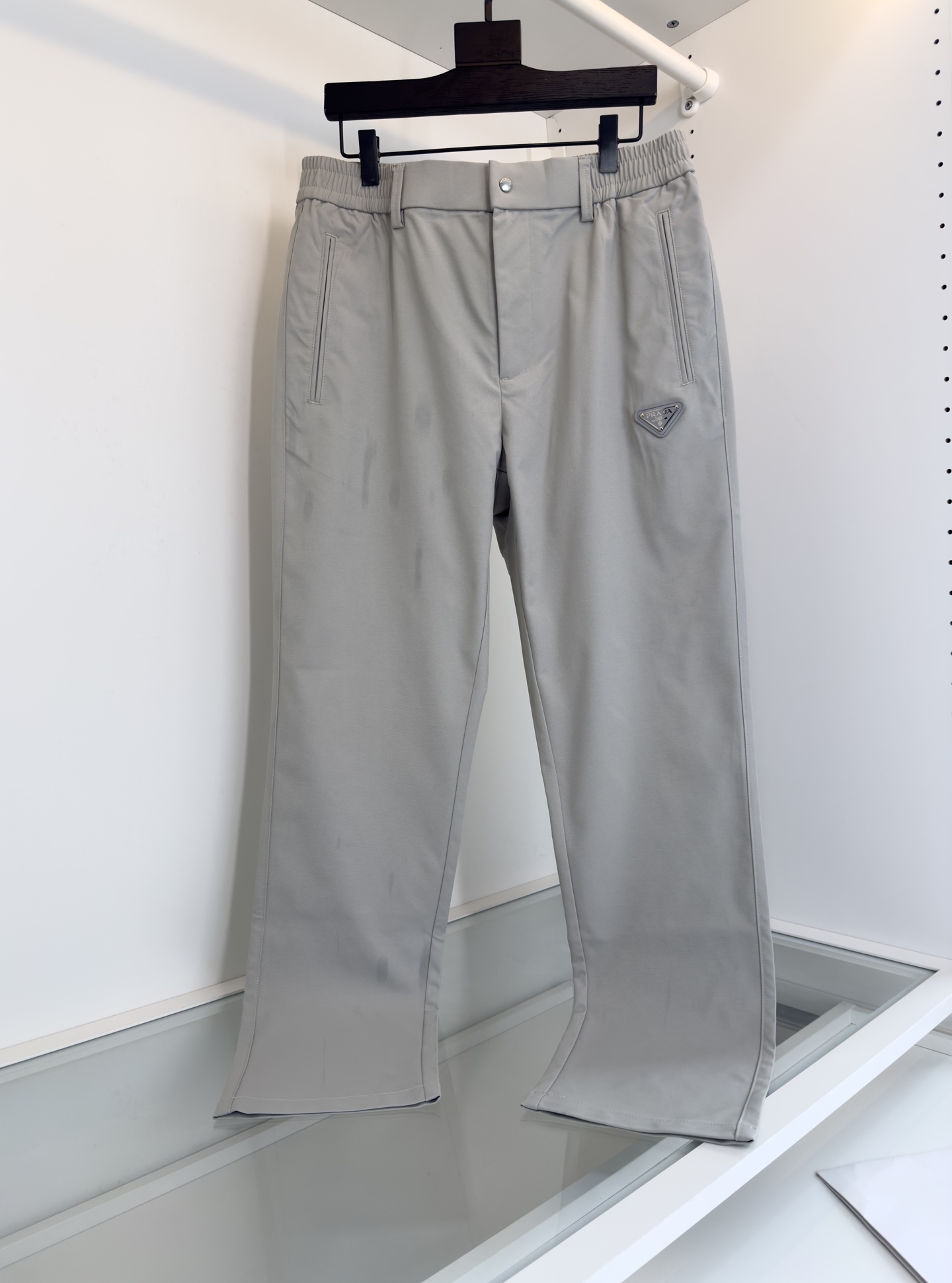 NO:139714,PRA*A Pu*da 2025 spring and summer new casual pants, elastic waist straight-leg classic style, a style that can be matched well in business and casual style, front and rear logo embellishment design, elastic waist design, greatly improved waist comfort, fitted tailoring, fabric is made of blended material, skin-friendly, breathable, washing process makes the fabric soft while also having a good sense of crispness. Color Black Gray Number of codes M-3XL Try on 172-148 and wear L codes, prada, alexander wang19860909PRA*A普*达 2025春夏新款休闲裤 松紧腰直筒经典款式 商务休闲都能很好搭配的一款 前后标志的点缀设计 弹力松紧腰的设计 大大提升的腰部舒适性合体的剪裁 ,面料采用混纺材质 亲肤 透气 水洗工艺让面料柔软的同时 又有很好的挺括感 颜色 黑色 灰色 码数M-3XL 试穿172-148穿L码合适,,prada,alexander wang,Men's clothing