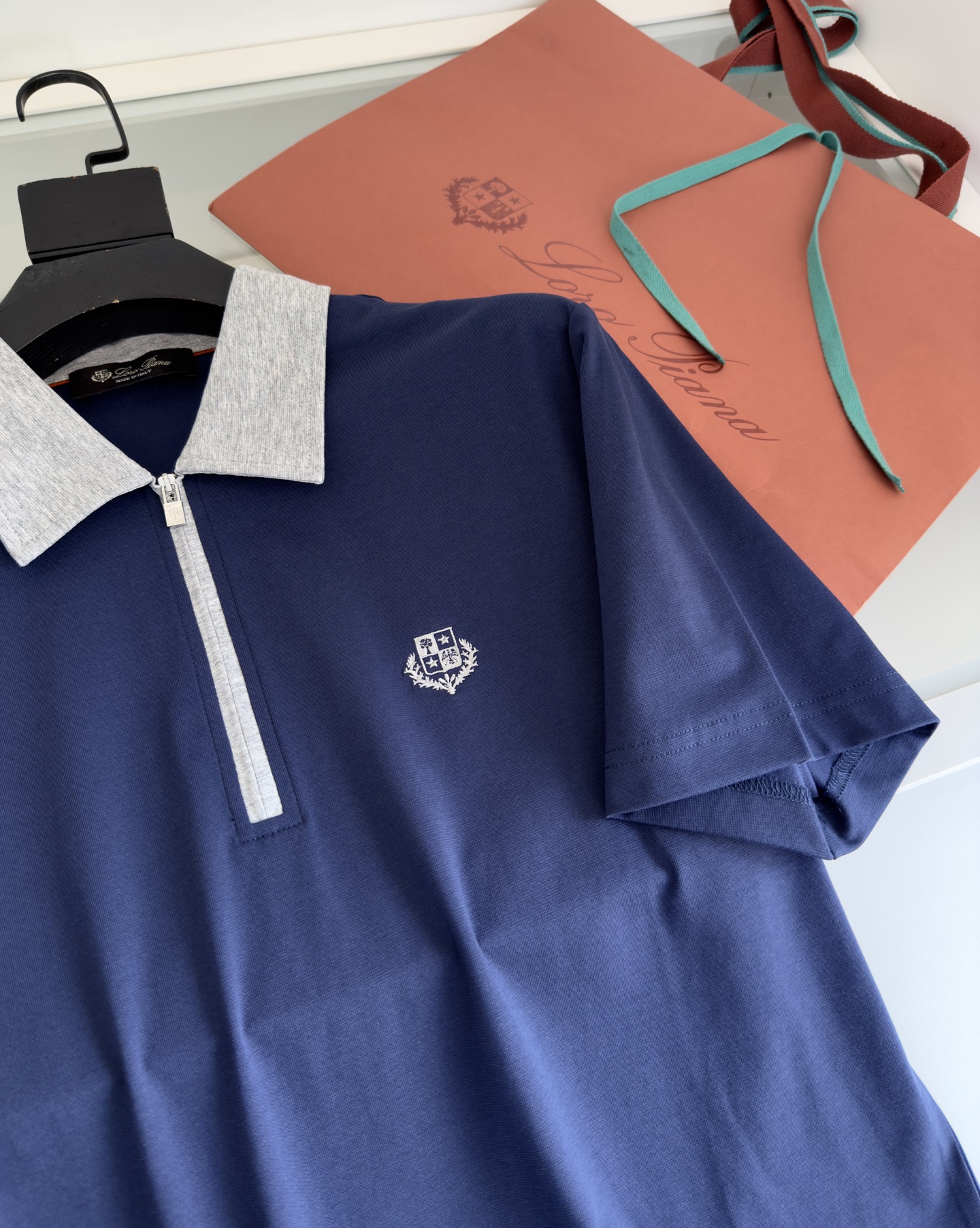 Elegant Polo Shirt with Zipper, Short Sleeve, and Embroidered Logo 5 i1740931853934 2414 0 3