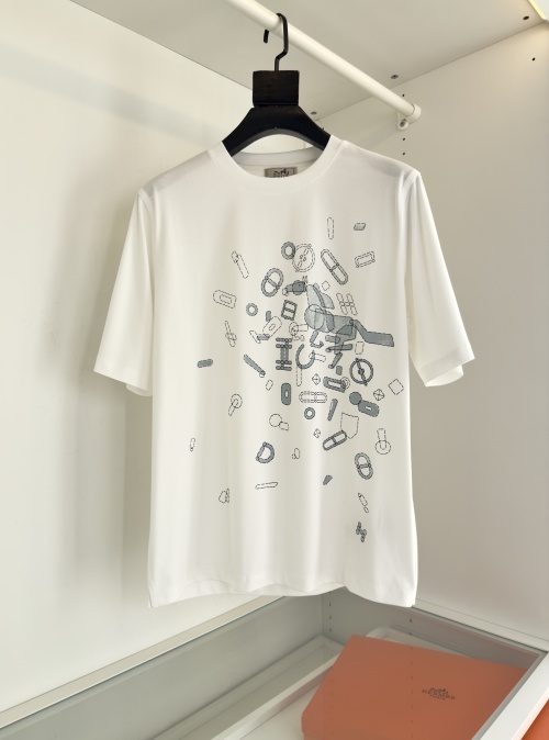 Hermès Camiseta de algodón con estampado ecuestre, cuello redondo y manga corta 1 Hermès Camiseta de algodón con estampado ecuestre, cuello redondo y manga corta