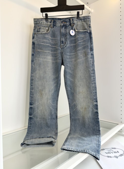 Prada Jean Denim Délavé Coupe Droite - Confort et Style Vintage 1 Prada Jean Denim Délavé Coupe Droite - Confort et Style Vintage