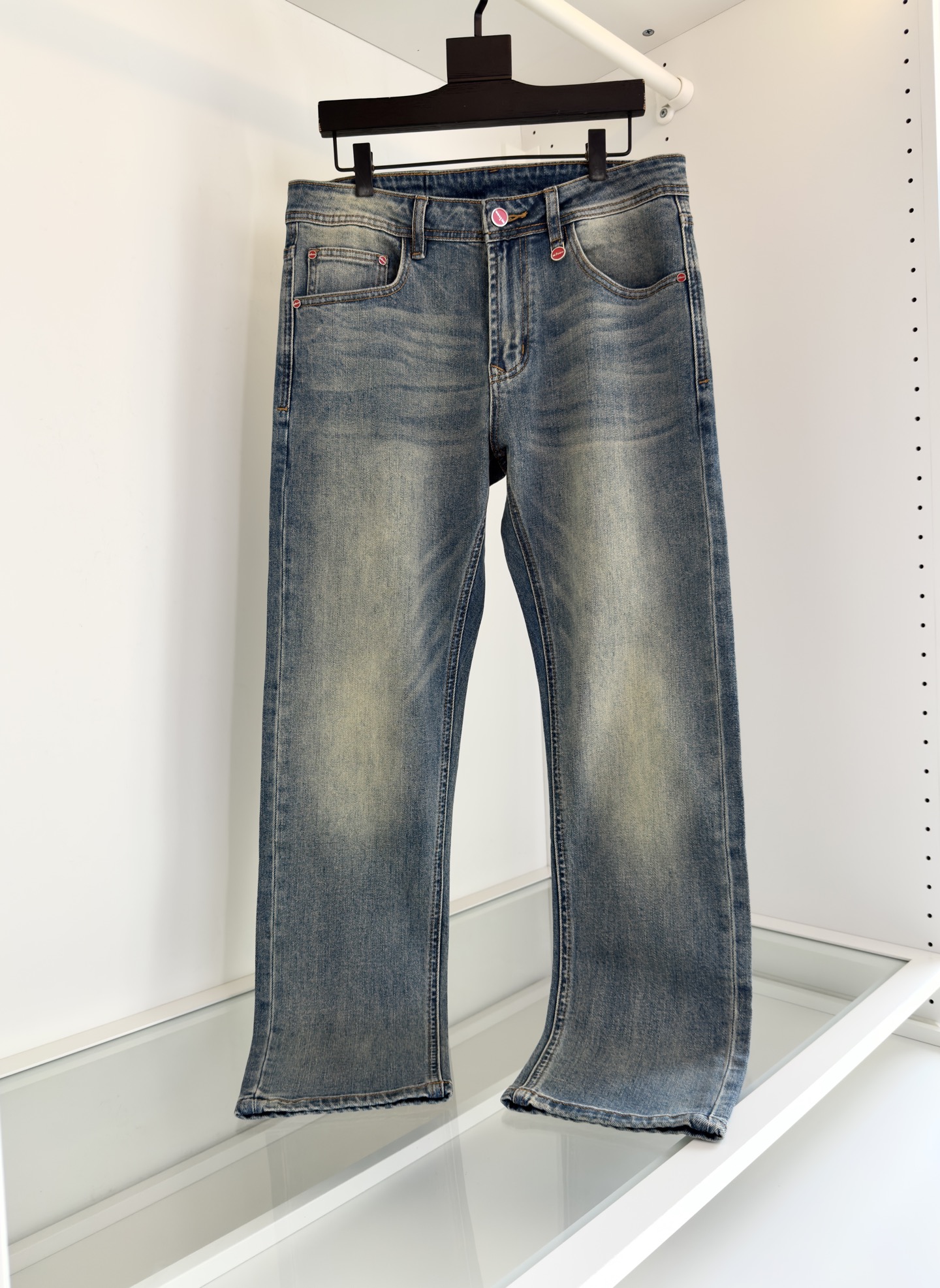 NO:512989,KITON 2025 spring and summer new style retro tone!  !  Classic five-bag men's jeans, simple design, embellishment of nameplate, combined with natural and environmentally friendly washing colors as the selling point, it is very pure and neat and clean, and the level of control is not limited in terms of dressing, it can be business or casual and fashionable, both solemn and harmonious, with a full aura!  Selected high-end imported denim fabrics for customers, specially selected Japanese Okayama authentic 13oz ounce denim fabric, heavy environmentally friendly plant enzyme washing process, the texture has a light retro color, which is quite beautiful. The fabric is soft and delicate after washing, but has a strong bones and a little elastic, providing an excellent comfort experience. There is no damage to any craft elements throughout the body, retaining the purest tannin color!  It perfectly follows the elements of the new season. The latest waist leather mark highlights the brand characteristics. Combined with elegant brand elements, it highlights the quality of details. It is equipped with the season's iconic twisted buttons, which adds a lot of visual points. It is fashionable and modern, and is very exquisite. It highlights the brand identity in the details and strongly reflects the overall luxury and high-end feeling!  The style is perfectly tailored, and the hip lifting effect is excellent. It can easily sweep any top matching in the wardrobe. It has extensive compatibility and is satisfied with various daily outfits. It has a lot of upper body styles and must-have trousers for quality control and denim control!  Size 29-38 (no 35) Try on 172-148 waist circumference 2 feet 5 wear 32 suitable, jeans, alexander wang19860909KITON 2025春夏新款 复古腔调！！经典五袋款男士牛仔裤 简约的设计 铭牌的点缀 结合天然环保的水洗颜色作为卖点 非常纯粹且利落干净,穿搭性方面驾驭层次不受局限,即可商务也可休闲时髦,亦庄亦谐,自带满格气场！精选客供高级进口的丹宁牛仔面料,特选日本冈山纯正13oz 盎司牛仔布料,重磅环保植物酵素水洗工艺,肌理有着淡淡的复古色彩,相当漂亮,面料经过水洗后柔软细腻,但筋骨感极强,且略带弹力,提供了绝佳的舒适体验,通身无任何工艺元素破坏,保留了最纯粹的丹宁本色！完美沿袭了新一季的元素,最新的腰部皮标彰显了品牌特质,结合优雅的品牌元素,凸显了细节之品质感,搭载当季标志性扭曲纽扣,视觉方面加分不少,时髦而摩登,非常精湛,于细节之处即彰显了品牌身份又强烈体现出整体的奢华与高级感！版型剪裁完美,提臀修身效果绝佳,可轻松横扫衣橱任何的上装搭配,兼容性广泛,满足于日常各种穿搭,上身型款十足,于品质控及牛仔迷控者必入型裤装！尺码29-38（无35）试穿172-148腰围2尺5穿32合适,,jeans,alexander wang,Men's clothing