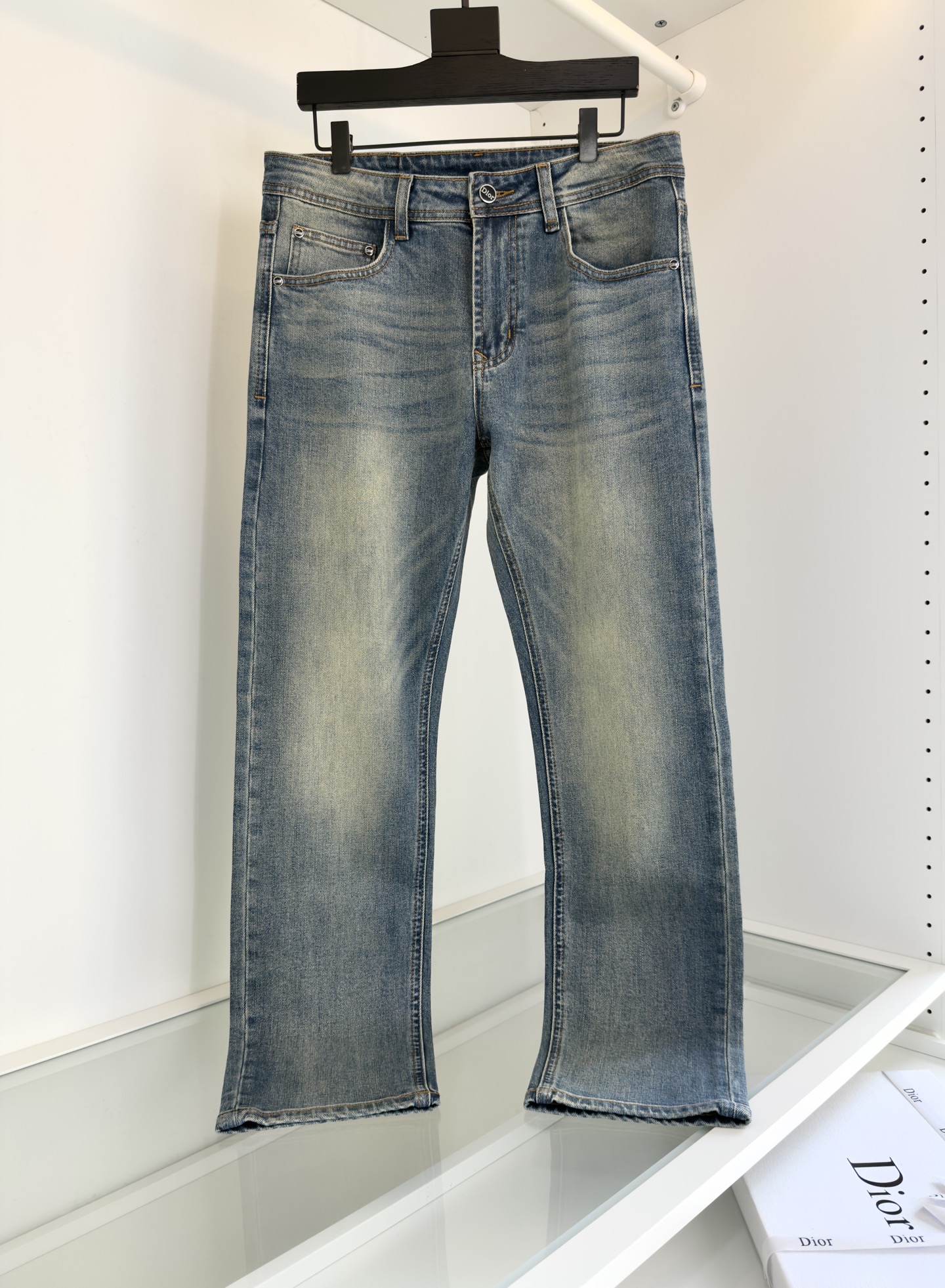 NO:513007,CD Dior 2025SS spring and summer new fashion retro washing nostalgic jeans, men's back waist presbyopia nameplate decoration straight slim casual jeans!  Trading companies have produced channels, and a pair of jeans dominated by fabrics and craftsmanship, abandoning the previous style and tone, taking the minimalist route, which is very pure and neat and clean, and the level of control in terms of dressing is not limited. It can be business or casual and fashionable, both solemn and harmonious, and has a full aura!  Selected high-end imported denim fabrics for customers, specially selected Japanese Okayama authentic 13oz ounce denim fabric, heavy environmentally friendly plant enzyme washing process, the texture has a light retro color, which is quite beautiful. The fabric is soft and delicate after washing, but has a strong bones and a little elastic, providing an excellent comfort experience. There is no damage to any craft elements throughout the body, retaining the purest tannin color!  It perfectly follows the elements of the new season. The latest waist leather mark highlights the brand characteristics. Combined with elegant brand elements, it highlights the quality of details. It is equipped with the iconic buttons of the season, which adds a lot of visual points. It is fashionable and modern, and is very exquisite. It highlights the brand identity in the details and strongly reflects the overall luxury and high-end feeling!  The style is perfectly tailored, and the hip lifting effect is excellent. It can easily sweep any top matching in the wardrobe. It has extensive compatibility and is satisfied with various daily outfits. It has a lot of upper body styles and must-have trousers for quality control and denim control!  Size 29-38 (no 35) Try on 172-148 and wear 32 sizes appropriate, Dior, Jeans, Alexander wang19860909CD迪奥 2025SS春夏新款时尚复古水洗怀旧牛仔裤,男士后腰老花铭牌装饰直筒显瘦休闲牛仔长裤！贸易公司渠道稀出,以面料和工艺为主导的一款牛仔裤,摒弃了以往的风格与基调,走了极简的路线,非常纯粹且利落干净,穿搭性方面驾驭层次不受局限,即可商务也可休闲时髦,亦庄亦谐,自带满格气场！精选客供高级进口的丹宁牛仔面料,特选日本冈山纯正13oz 盎司牛仔布料,重磅环保植物酵素水洗工艺,肌理有着淡淡的复古色彩,相当漂亮,面料经过水洗后柔软细腻,但筋骨感极强,且略带弹力,提供了绝佳的舒适体验,通身无任何工艺元素破坏,保留了最纯粹的丹宁本色！完美沿袭了新一季的元素,最新的腰部皮标彰显了品牌特质,结合优雅的品牌元素,凸显了细节之品质感,搭载当季标志性纽扣,视觉方面加分不少,时髦而摩登,非常精湛,于细节之处即彰显了品牌身份又强烈体现出整体的奢华与高级感！版型剪裁完美,提臀修身效果绝佳,可轻松横扫衣橱任何的上装搭配,兼容性广泛,满足于日常各种穿搭,上身型款十足,于品质控及牛仔迷控者必入型裤装！尺码29-38（无35） 试穿172-148穿32码合适,,dior,jeans,alexander wang,Men's clothing