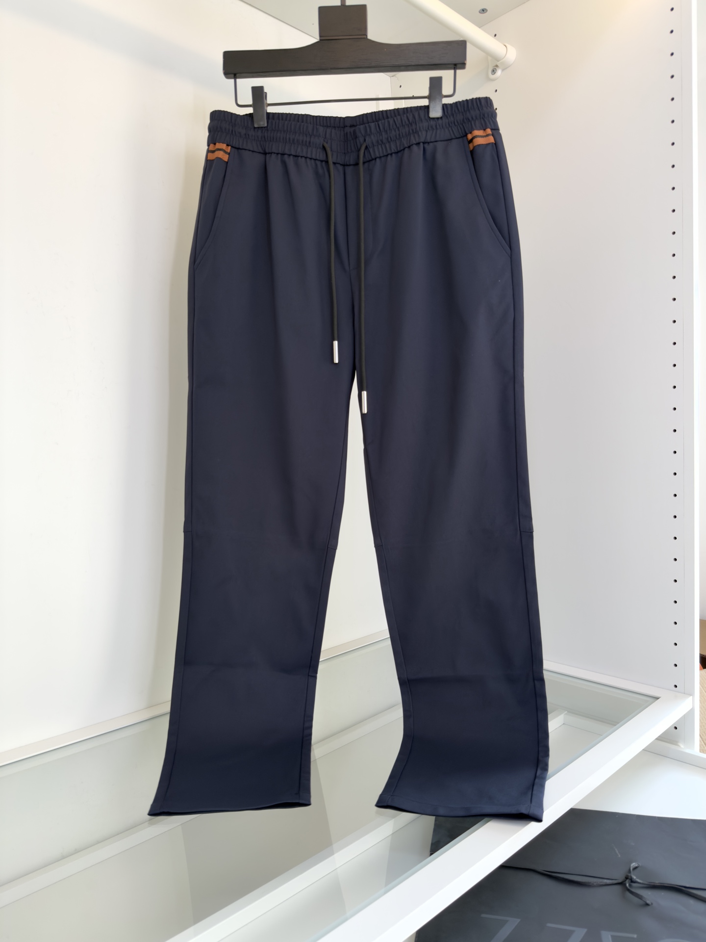 NO:139718,Zeg*a Jie*ya Spring and Summer 2005 new style, lightweight twill cotton drawstring casual pants, men's two-color webbing back pocket fashionable and versatile casual pants!  Trading companies have sparse channels and are on sale on the leading official website!  With its unique design and selected fabrics, this new casual pants in Z home have become a model of both fashion and comfort!  The fabric is made of customized light and thin twill cotton cloth, which is not only light in texture, but also as refreshing as the summer breeze, but also has a crisp and drooping feeling, revealing the natural and smooth line beauty while walking!  The design of the waist of the pants is unique, and the two sides and the back pockets are cleverly integrated into the classic two-color webbing element splicing. This detail not only adds to the layering of the pants, but also forms a unique rhythmic beauty visually!  The color matching of the webbing is just right, not too ostentatious and individual, showing the brand's unique low-key luxury!  At the same time, the addition of the three-dimensional offset logo is the finishing touch, making the whole pants reveal extraordinary brand charm in simplicity!  In order to meet the wear needs of different groups of people, this casual pants adopts a drawstring elastic waist design, which is not only convenient for putting on and taking off, but also freely adjusting the tightness according to the individual waist size to ensure comfort and fit during wear!  The casual straight-tube cutting method, this style not only modifies the leg shape well, lengthens the leg lines, making the wearer look taller and taller!  And you can move freely, whether it is a long-term office or an outdoor adventure, you can keep your comfort and freedom all day long!  Color Khaki Blue, code number M-3XL is suitable for wearing L size 172-148, alexander wang19860909Zeg*a杰*亚 2005春夏新款 轻薄斜纹棉质抽绳休闲裤,男士双色织带后兜时尚百搭休闲长裤！贸易公司渠道稀出,领先官网发售！这款Z家全新休闲裤,以其独特的设计和精选的面料,成为了时尚与舒适并重的典范！面料采用客供定制轻薄斜纹棉布,不仅质地轻盈,如同夏日微风拂面般清爽,而且挺括有垂感,行走间流露出自然流畅的线条美！裤腰的设计更是别出心裁,两侧及后兜巧妙地融入了经典的双色织带元素拼接,这一细节不仅增添了裤子的层次感,更在视觉上形成了一种独特的韵律美！织带的颜色搭配恰到好处,既不过分张扬,又不失个性,彰显出品牌独有的低调奢华！与此同时立体胶印标识的加入,更是点睛之笔,使得整款裤子在简约中透露出不凡的品牌魅力！为了满足不同人群的穿着需求,这款休闲裤采用了抽绳松紧裤腰的设计,不仅方便穿脱,更能够根据个人的腰围大小自由调节松紧度,确保穿着时的舒适与贴合！休闲直筒的裁剪方式,这种版型不仅能够很好地修饰腿型,拉长腿部线条,使得穿着者看起来更加高挑挺拔！而且活动自如,无论是久坐办公还是户外探险,都能保持整日的舒适与自在！颜色 卡其 蓝色, 码数M-3XL试穿172-148穿L码合适,,alexander wang,Men's clothing