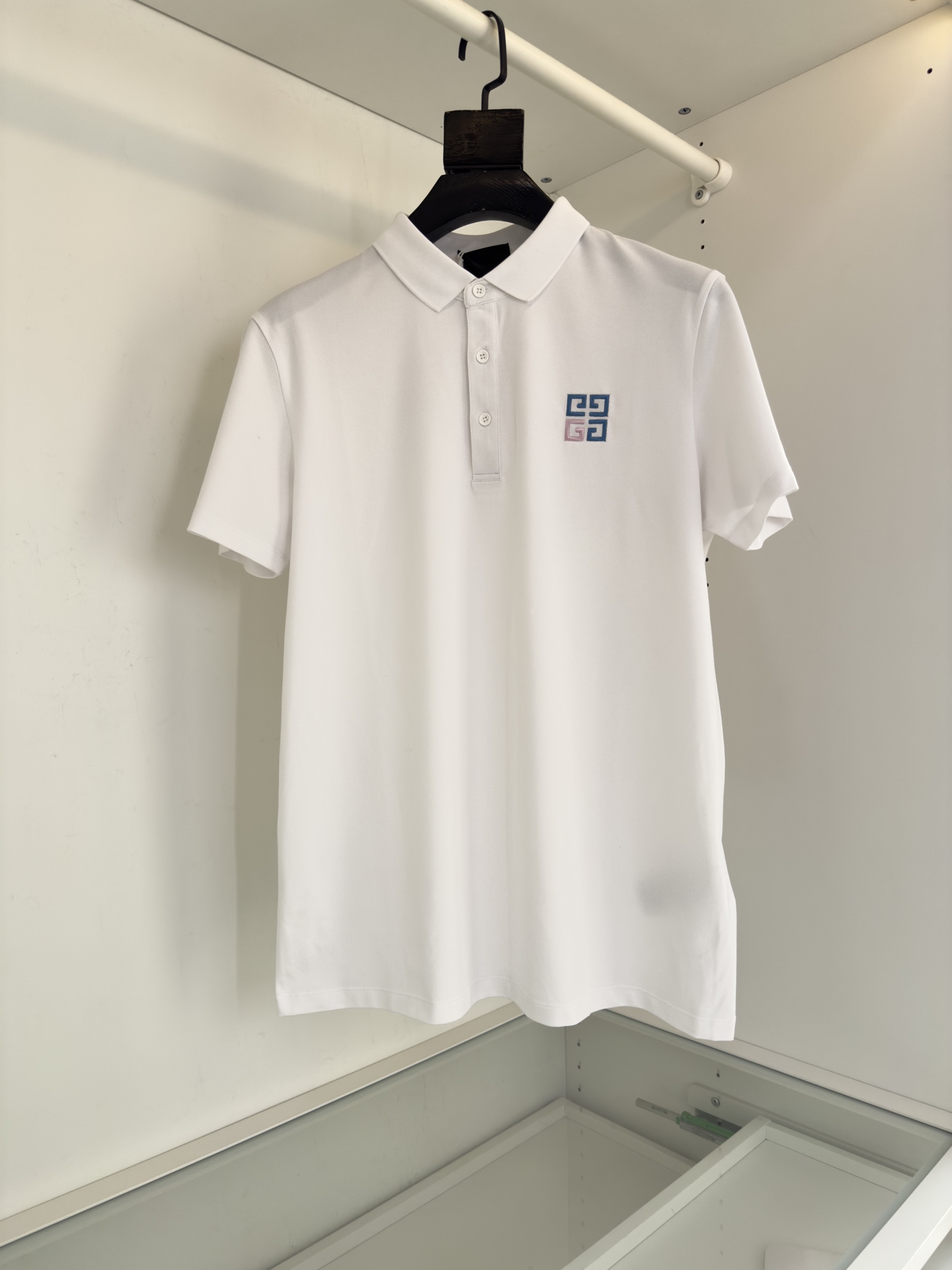 NO:513004,GVC25SS spring and summer new mesh mercerized cotton base lapel short Tee, men's colorful embroidery logo logo business casual short-sleeved Polo shirt!  Trading companies have sparse channels, and an excellent Polo shirt not only represents fashion and taste, but also a perfect combination of business and leisure!  This Polo shirt uses custom mesh mercerized cotton cloth for customer. It feels silky and thin, and is comfortable and skin-friendly. It has excellent breathability and sweat resistance, allowing you to feel cool and comfortable in the hot summer!  The colored embroidered logo of the chest inherits the soul and essence of the brand and demonstrates your dignity and taste!  The lapel short-sleeved Polo shirt style can easily switch between business and casual styles. Whether it is an important meeting or a casual time, you can handle it confidently!  The exquisite design highlights the body shape of a man and makes you the focus of everyone!  This item is a must-have choice for men's wardrobe. It not only brings you comfort and taste, but also reflects a life attitude. Wearing it will make you shine with endless charm in the workplace and life!  Color Black/White,!  Size M-3XL Try on 172-148 Size is suitable for wearing L, T-shirt, alexander wang19860909GVC25SS春夏新款网眼丝光棉布基础翻领短Tee,男士彩色刺绣logo标识商务休闲短袖Polo衫！贸易公司渠道稀出,一款优秀的Polo衫,不仅代表着时尚与品味,更是商务与休闲的完美结合！这款Polo衫选用客供定制网眼丝光棉布,手感丝滑且轻薄,触感舒爽亲肤,透气排汗性极佳,让您在炎炎夏日中,也能感受到清凉与舒适！胸彩色刺绣logo标识,传承着品牌的灵魂与精髓,彰显出您的尊贵与品味！翻领短袖Polo衫版型,轻松实现商务与休闲风格的随意切换,无论是重要会议,还是休闲时光,都能让您自信应对！版型设计精致,凸显出男士的健美身材,让您成为众人焦点！该单品是男士衣橱的必备之选,它不仅为您带来了舒适与品味,更是一种生活态度的体现,穿上它,让您在职场与生活中,焕发出无尽的魅力！颜色 黑色/白色,！尺码M-3XL 试穿172-148穿L码合适,,T-shirt,alexander wang,Men's clothing