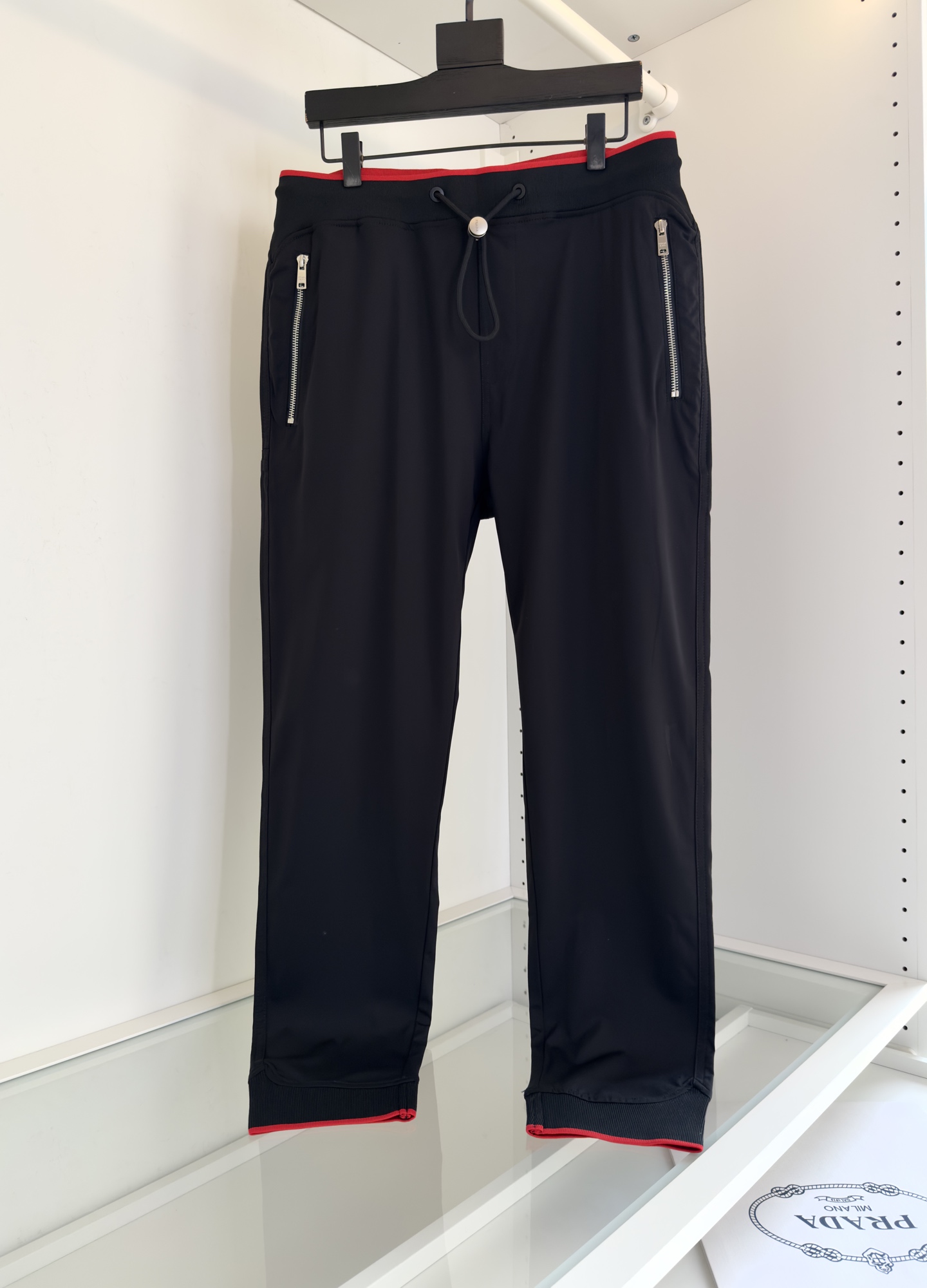 NO:139710,PRA25SS spring and summer new lightweight ice-sensing fabric drawstring trousers, men's metal triangle badge red ribbed splicing sports and casual trousers!  Trading companies have sparse channels and are on sale on the leading official website!  Summer pants that can definitely be bought with closed eyes, the upper body is invincible!  This pants are made of customized light and ice-sensing technology fabrics for customers. It has a light and soft feel and a cool touch. You can't bear to take off your body. It's super comfortable and pleasant!  Custom-made brand engraved double-plug zipper pockets, metal triangle badge embellishments on the back, and hardware quality and texture are unique!  The red ribbed pattern on the waist and legs of the trouser are spliced, and the red color revealed is very eye-catching and eye-catching, with a fashionable feeling on the upper body!  You can wear it in daily work and outdoor sports, which is the perfect combination of fashion and leisure and outdoor sports!  Size M-3XL Try on 172-148 wearing L size slim feel, prada, alexander wang19860909PRA25SS春夏新款轻薄冰感面料抽绳卫裤,男士金属三角标徽章红色罗纹拼接运动休闲长裤！贸易公司渠道稀出,领先官网发售！绝对可以闭眼入手的夏日神裤,上身版型无敌正！这款裤装采用客供定制轻薄冰感科技面料制成,轻薄软糯的手感,以及冰冰凉凉的触感,穿上身根本就舍不得脱下来,超级舒爽宜人！定制品牌刻印双插拉链口袋,后幅金属三角标徽章点缀,五金品相和质感都堪称一绝！裤腰和裤脚红色罗纹拼接,透露出的一抹红色非常的吸睛抢眼,上身时髦感爆棚！日常上班、户外运动都可以穿着,是时尚休闲与户外运动的完美结合！尺码M-3XL 试穿172-148穿L码修身感,,prada,alexander wang,Men's clothing