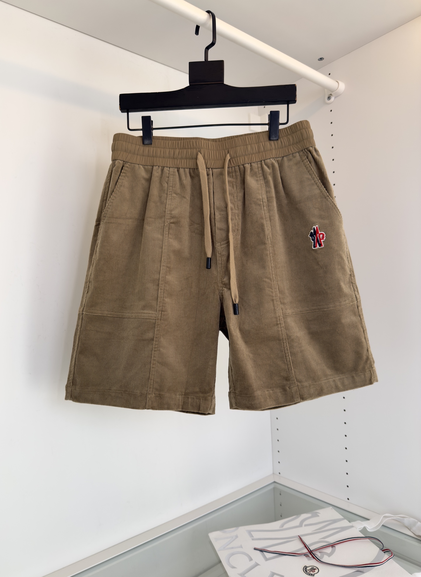 NO:513001,MON**ER Pit-striped wash corduroy patch flat waist casual shorts are made of imported fabrics, ordered and dyed, and the upper body is full of high-end feeling. This fabric is very comfortable to wear, and will not have a hard feeling. The pattern will be very delicate. It is a very good fabric. The upper body effect is satisfactory. Of course, the cost is relatively higher. After all, the materials used for the fabric are different. - Combine the texture with the actual wear. The cloth surface is soft and the feel is very smooth, making it a favorite choice for everyone. Color Black Blue Khaki. Number of codes M-3XL is suitable for wearing 172-148. Shorts, alexander wang19860909蒙**口MON**ER 坑条洗水灯芯绒贴布平腰休闲短裤 采用进口面料,订染色,上身满满的高级感,这种面料穿起来非常舒适,不会有硬邦邦的感觉,而且纹路会非常细腻,是非常好的面料,上身效果令人感到满意当然成本相对来说也比较高一些,毕竟面料所选用的材质是不一样,-将质感与实穿结合 布面光泽柔和,手感也非常细滑,成为众人最爱的选择 颜色 黑色 蓝色 卡其色 码数M-3XL试穿172-148穿L码合适,,shorts,alexander wang,Men's clothing