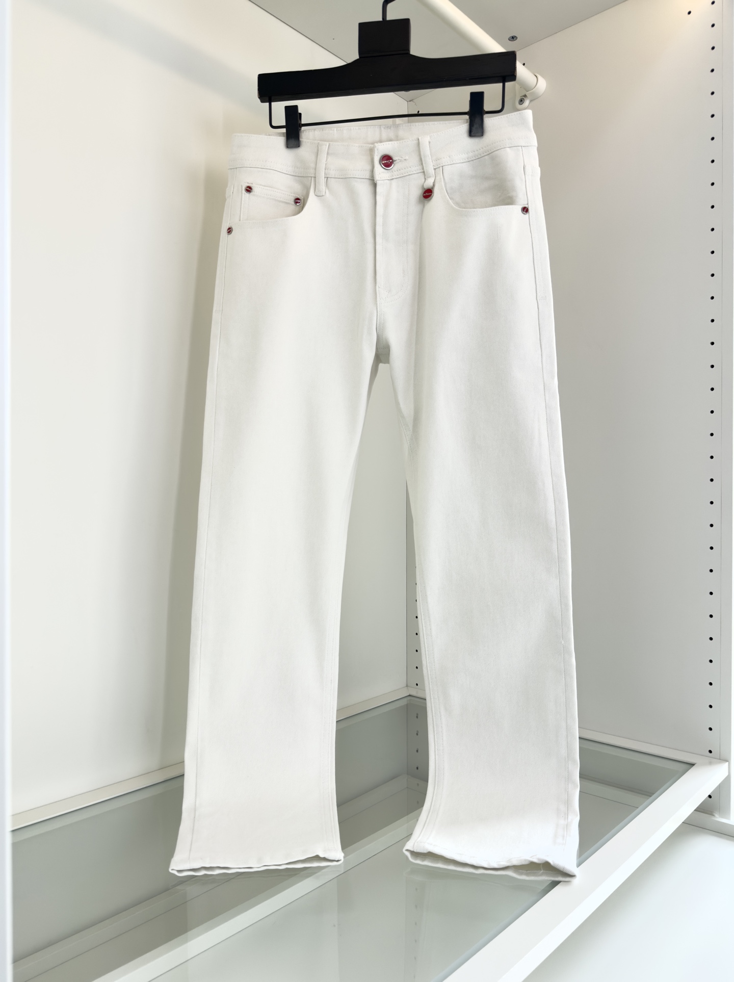 NO:513010,Kiton 2025 Spring and Summer Four Seasons White Cow!  !  Business and casual men's small straight jeans, classic five-bag white denim gives people a clean and neat feeling. Full-quality hardware accessories. The waist is embroidered with logo embroidery to highlight the details. Combined tailoring. The hip lifting effect is excellent. White wash. The fabric is made of cotton and elastic. The fabric is soft and delicate after washing, but the muscles and bones are extremely strong and slightly elastic, providing an excellent comfort experience. Color white Size 30-38 Try it on 172-148 and wear 32 sizes, jeans, alexander wang19860909Kiton 2025春夏 四季款 白牛！！商务休闲男士小直筒 牛仔裤,经典五袋款白色牛仔给人干净利落之感 全品相的五金辅料 后腰采用标志刺绣的点缀 凸显细节亮点 合体的剪裁 提臀修身效果绝佳 白色的水洗 面料采用棉弹的材质 面料经过水洗后柔软细腻,但筋骨感极强,且略带弹力,提供了绝佳的舒适体验 颜色白色 尺码30-38 试穿172-148穿32码合适,,jeans,alexander wang,Men's clothing