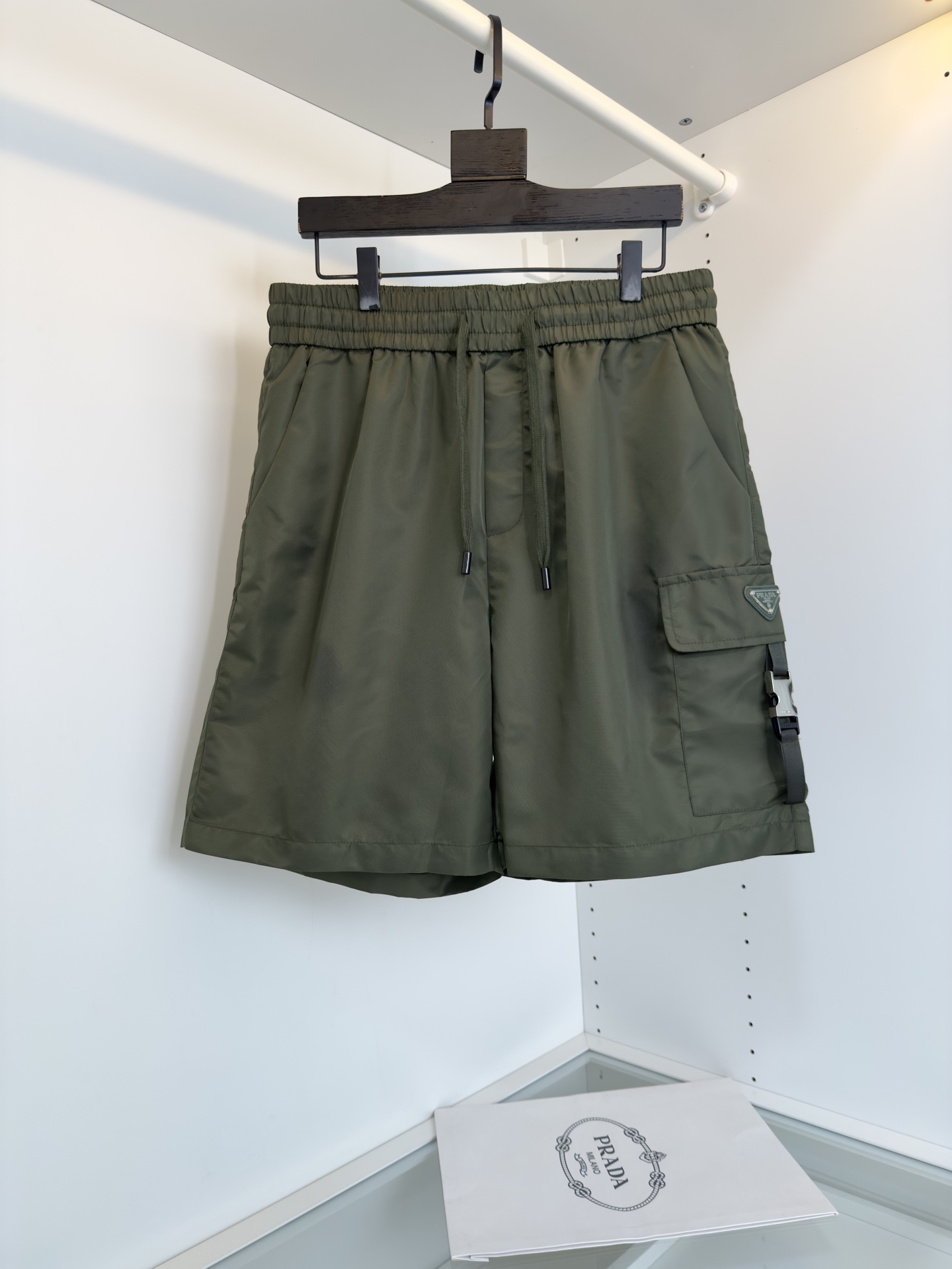 NO:513009,PR*DA Summer 2025 Single Pocket Combined Triangle Badge Casual Cropped Pants!  The design of the pocket combined with the embellishment of the logo. Casual workwear style design. A symbol of fashion and showing your personality and taste!  Whether it’s vacation, outdoor sports or daily outfits, it can provide you with an excellent dressing experience and a stylish look!  These workwear shorts are made of nylon and are easy to care for. They are comfortable on the upper body and have a very crisp and skinny feel, ensuring you stay comfortable and confident during outdoor activities!  The metal triangle logo embellishes on the pocket, continuing the brand's traditional design elements and highlighting your extraordinary identity and status. This detailed design not only makes the shorts more practical, but also makes you stand out among the crowd!  The casual and loose cut-out of the five-point pants makes this workout shorts a must-have for summer outfits. Whether paired with T-shirts, shirts, casual shoes, or sneakers, you can interpret a fashionable and high-end trendy style!  Color Black Blue Green Coffee Number M-3XL Try on 172-148 Wear L size suitable, Sneakers, shorts, Shirts, Tees, t-shirt, alexander wang19860909PR*DA 普*达2025夏季 单口袋结合三角标徽章休闲五分裤！口袋结合标志的点缀的设计 休闲工装风设计 时尚而展现您个性和品味的象征！无论是度假、户外运动还是日常穿搭,它都能为您提供出色的穿着体验和时尚的外观！这款工装短裤采用尼龙材质,有着易打理的特点 上身舒适的同时 又有很好的挺括骨感,确保您在户外活动时保持舒适和自信！金属三角徽标点缀在口袋上,延续了品牌的传统设计元素,彰显您不凡的身份和地位,这种细节之处的设计,不仅使短裤更加实用,还让您在众人中脱颖而出！休闲宽松的五分裤版型裁剪,让这款工装短裤成为夏日穿搭的必备之选,无论是搭配T恤、衬衫还是休闲鞋、运动鞋,都能演绎出时髦高级的潮流风格！颜色 黑色 蓝色 绿色 咖色 码数M-3XL试穿172-148穿L码合适,,sneakers,shorts,shirts,tees，t-shirt,alexander wang,Men's clothing