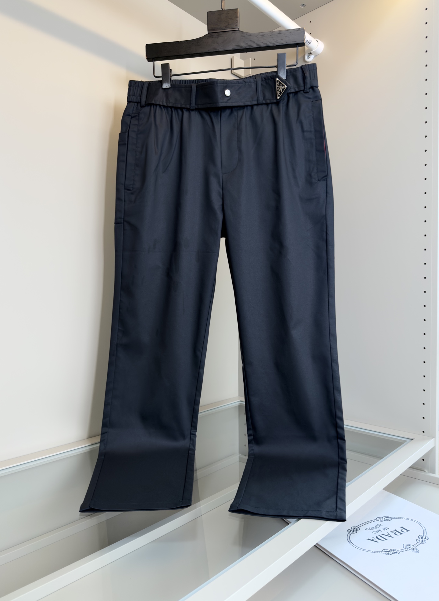 NO:513020,PR*DA 25SS spring and summer new lightweight twill cotton straight-leg casual pants, men's metal triangle belt fashionable and versatile casual pants!  Trading companies have sparse channels and are on sale on the leading official website!  P home's new casual pants have become a must-have fashion item for men with their unique fabrics, exquisite designs and versatile styles!  The fabric is made of light and twill customized by customers. This fabric not only has a delicate texture and a soft touch, but also shows an unparalleled comfort when worn on the skin!  The twill design gives the pants a unique texture beauty, making it unforgettable at a glance!  The four-fold buckle opening and closing belt design is not only easy to put on and take off, but also adds to the practicality of pants!  The matching metal triangle badge head perfectly combines fashion and personality!  The red nameplate embellishment in the back pocket is also the finishing touch of this casual pants. The red nameplate is not only bright in color, but also has a strong visual impact, making people notice its existence at a glance!  Casual straight-piece style. This style is not only suitable for men of all sizes, but also visually modify the body shape. Whether it is tall, short, fat, thin, you can easily control this casual pants and show your unique charm!  Black/green, size M-3XL, try on 172-148, suitable for wearing L, alexander wang19860909PR*DA 普*达 25SS春夏新款轻薄斜纹棉布直筒休闲裤,男士金属三角标腰带时尚百搭休闲长裤！贸易公司渠道稀出,领先官网发售！P家新款休闲裤以其独特的面料、精湛的设计以及百搭的版型,成为了男士必备的时尚单品！其面料选用了客供定制的轻薄斜纹面料,这种面料不仅质地细腻,触感柔软,更在贴肤穿着时展现出无与伦比的舒适感！轻薄而不失质感,斜纹设计更是赋予了裤子独特的纹理美感,让人一眼难忘！四合扣开合腰带设计,既方便穿脱,又增添了裤子的实用性！而搭配的金属三角徽章头,更是将时尚与个性完美结合！后兜处的红色铭牌点缀也是这款休闲裤的点睛之笔.红色铭牌不仅色彩鲜艳,更在视觉上形成了强烈的冲击力,让人一眼就能注意到它的存在！休闲直筒版型.这种版型不仅适合各种身材的男士穿着,更在视觉上起到了修饰身形的效果,无论是高矮胖瘦,都能轻松驾驭这款休闲裤,展现出自己的独特魅力！黑色/绿色,尺码M-3XL 试穿172-148穿L合适,,alexander wang,Men's clothing