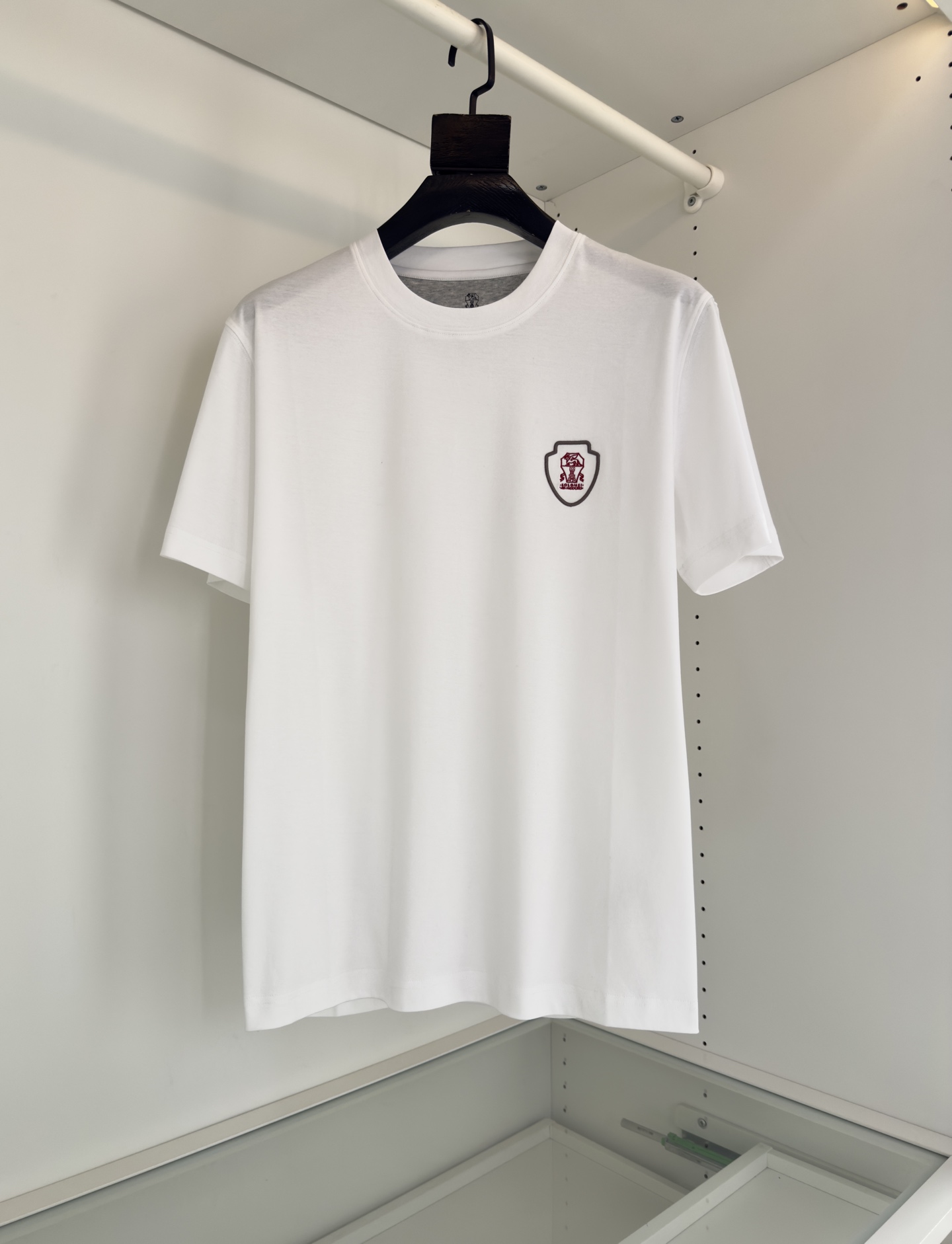 NO:722222,Bru**llo Cuci**lli Travel series recommended by old money and new money!  A perfect match for both leisure and sports. The logo embroidered round neck short-sleeved T-shirt is embellished with the travel series red label. It is very bright. The Patentine equipment embroidery makes the whole body exquisite and detailed. The overall upper body is refreshing, clean and textured. Fitted tailoring, turtle back details on the back, and cuff stitching lines make the overall upper body feel more crisp and stylish. The fabric is made of mercerized cotton, and the surface has a warm luster. The upper body is comfortable, skin-friendly, breathable, and has a good stiff shape.  Hardware accessories, full product, order, color, black, white, size M-3XL, try on 172-148, suitable for L, men's clothing, T-shirt, tees, t-shirt,19860909Bru**llo Cuci**lli 老钱新贵们推荐 旅行系列 ！休闲运动都能很好搭配的一款 标志刺绣圆领短袖T恤衫 旅行系列红标点缀 很有亮点,百达灵设备刺绣让整体精致而有细节感 整体上身清爽干净而显质感 合体的剪裁 背部龟背细节 袖口缝合线条 让整体上身感更加挺括有型 面料采用丝光棉的材质 表面有着温润的光泽感 上身 舒适 亲肤 透气 又有很好的挺括型 五金辅料 全品相订单 颜色 黑色 白色码数M-3XL 试穿172-148穿L合适,男装,T-shirt,tees，t-shirt,,Women's clothing