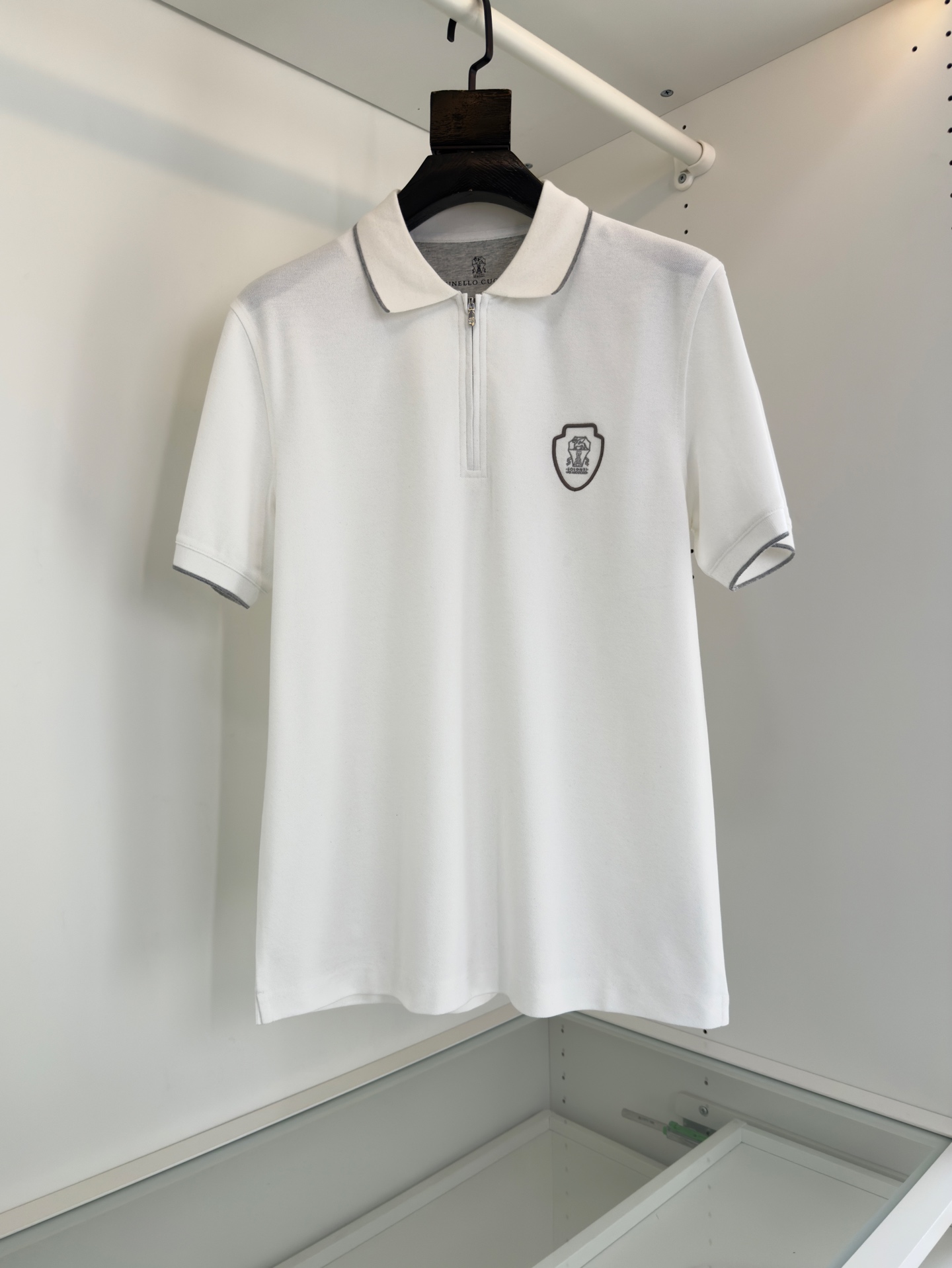 NO:722259,Bru**llo Cuci**lli is recommended by old money and new money!  2025 latest travel series on the counter, versatile classic zipper fly POLO shirt!  A classic style every year, a good match for business and commuting. The red logo embroidery of the chest travel series is very bright. Convenient and practical zipper fly. Turtle back. Collar and cuffs with contrasting line edges. Make the upper body feel more geometric. Logo inside. Fitted version. The fabric is made of custom-made pique fabric, which is skin-friendly and breathable. At the same time, the fabric is very backbone, the upper body is crisp and stylish, and the hardware accessories are all in order. I like his design. Highly recommended colors: black and white.  Gray size M-3XL, try on 172-148, wear L slim fit, men's clothing,19860909Bru**llo Cuci**lli 老钱新贵推荐！2025柜上最新 旅行系列 百搭经典拉链门襟POLO衫 ！年年经典款式 商务通勤都能很好搭配的一款 .胸口旅行系列红色标志刺绣 很有亮点 方便实用拉链门襟 背面龟背 领口袖口撞色线条边际 让上身感更有几何线条感 内里标志 合体的版型.面料采用客供定织 珠地面料,亲肤透气同时,面料很有骨干,上身挺括有型,五金辅料 全品相订单 喜欢他家的设计 强烈推荐颜色 黑色 白色 灰色 码数M-3XL 试穿172-148穿L修身感,男装,,Women's clothing