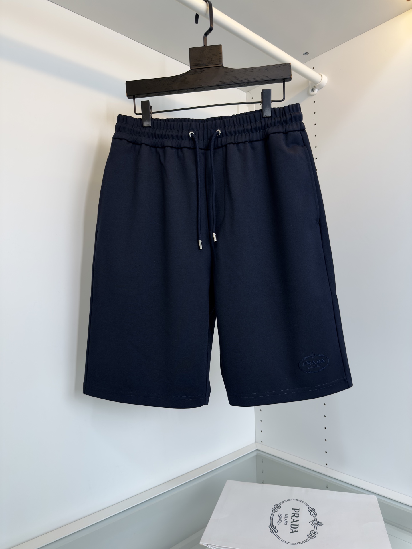 NO:152309,PR*DA is the 2025 spring and summer!  Classic style, classic versatile elastic waist casual pinch pants!  !  A very classic style, elastic waist, pockets on both sides, logo embroidery combined with splicing pocket design, which is not exaggerated and has a sense of detail!  The fabric is made of customer-supplied fixed-woven high-strength pure cotton material, the upper body is breathable, soft and skin-friendly, delicate feel, knitted elastic waist and drawstring, the upper body does not have to worry about the discomfort of being too loose or too tight. Full-quality order, color black blue card color code M-3XL try on 172-148 waist circumference 82CM2 feet 5 wear L slim feel, alexander wang19860909PR*DA 普*达2025春夏！经典款,经典百搭松紧腰休闲五分裤！！很经典的一款,松紧腰 两侧插袋 标志刺绣结合拼接的口袋设计 不夸张的同时又有细节感！面料采用客供定织高支纯棉料,上身透气,柔软亲肤,手感细腻、 腰部针织松紧腰加抽绳,上身不用担心过松过紧 的不舒适感 全品相订单, 颜色 黑色 蓝色 卡色码数M-3XL 试穿 172-148 腰围82CM2尺5穿L修身感,,alexander wang,Men's clothing