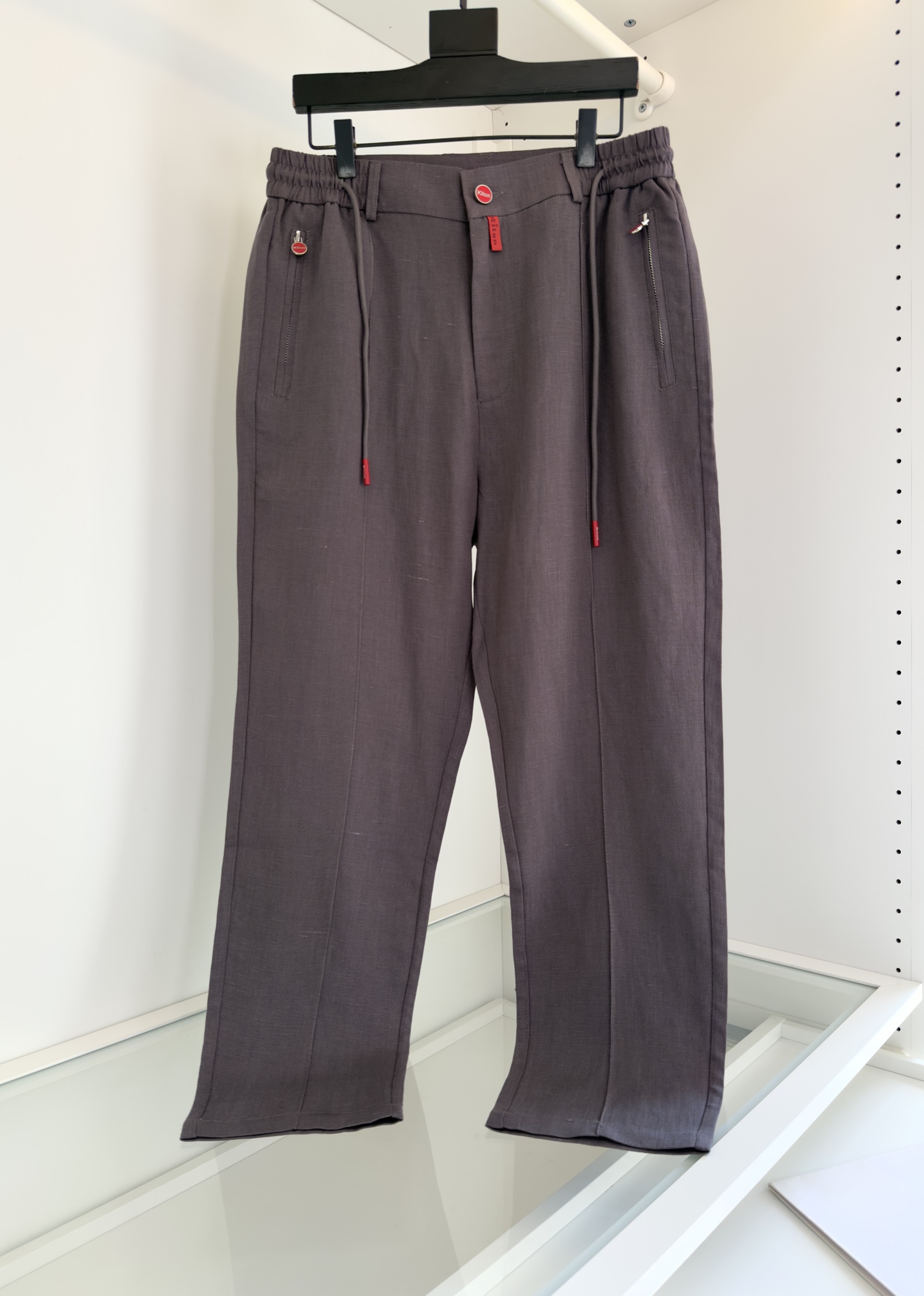 NO:160839,Kiton Lao Qian recommends!  Linen elastic waist straight-leg casual pants, classic style, a style that is practical for business and casual wear, hardware and accessories, full-quality order, the upper body has a lazy and elegant temperament. The elastic waist is loose and the practical drawstring at the waist creates a balanced elegance in comparison. The two sides insert bags, the fitting tailoring style, the fabric is made of natural linen, comfortable and breathable, moisture-wicking... It has many advantages, the more you wash, the softer it becomes, the more charming it becomes, it is also a fabric that luxury brands love. The order of full-quality business and casual wear is very good. Highly recommended in spring and summer. Color Black Gray Card Color Number M-3XL Try on 172-148, suitable for wearing L,,alexander wang19860909Kiton 老钱推荐！ 亚麻松紧腰直筒休闲裤 经典款 商务休闲都实穿的一款 五金辅料全品相订单 上身有着慵懒的典雅气质.弹力腰部宽松量感与腰部的实用抽绳,在对比中营造平衡的优雅.两侧插袋 合体的剪裁版型 面料采用天然亚麻材质 舒适透气 吸湿排汗 ........有着很多优点 越洗越柔软 越穿越有韵味的特点 也是奢牌品钟爱的一款面料 全品相的订单 商务休闲都能很好搭配一款 春夏强烈推荐 颜色 黑色 灰色 卡色 码数M-3XL 试穿172-148穿L合适,,alexander wang,Men's clothing