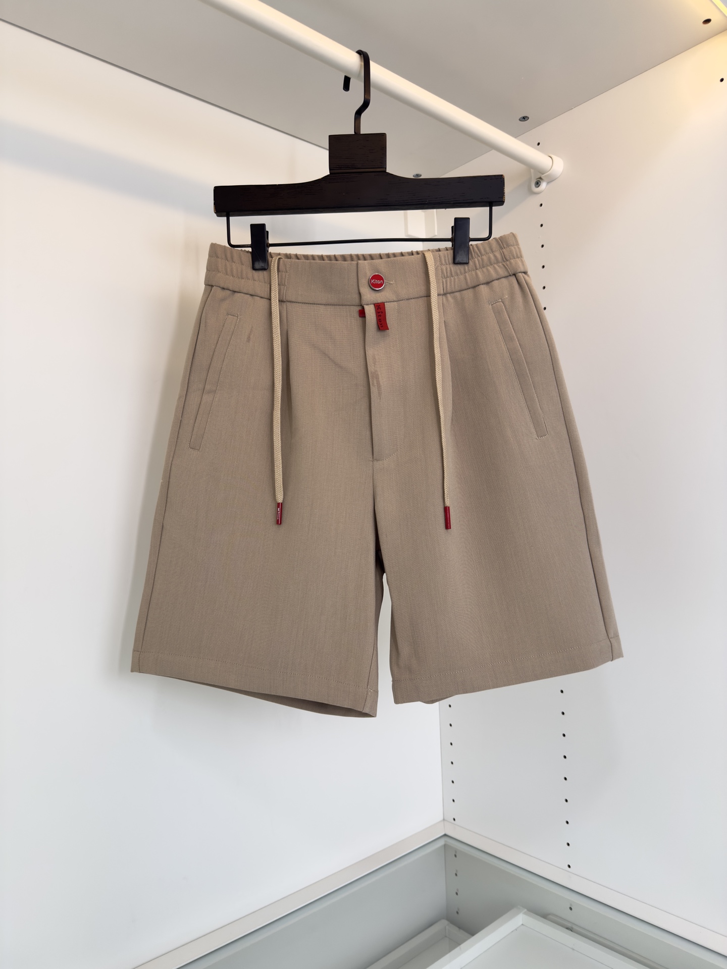 NO:160838,Kiton 25 spring and summer new product original order Kit metal red logo five-point casual shorts in summer fashion and comfort, how to relieve worries?  Only Kit metal red logo five-point casual shorts can satisfy your dual pursuit of comfort and fashion. The shorts are made of pure cotton, soft and breathable, and have excellent skin-friendliness, as if they are second layer of skin. Whether it is sports or casual, they can bring the ultimate wearing experience. The five-point trouser long design just shows the lines of the legs, not too exposed, but also keeps cool and comfortable. The loose trouser legs get rid of the sense of restraint and make you more comfortable. The embellishment of the metal red logo is like the finishing touch, adding a sense of fashion and luxury to the shorts. Whether it is daily going out or vacation trip, you can become the focus of the crowd. The exquisite workmanship and detailing process reflect the brand's persistent pursuit of quality. Each needle and thread are carefully crafted to ensure the durability and comfort of the shorts. Color: khaki Black Size: M-3XL  Try on 172-148 wearing XL, half size, shorts, alexander wang19860909Kiton 25春夏新品原厂订单Kit金属红标logo五分休闲短裤夏日的时尚与舒适之选炎炎夏日,何以解忧？唯有Kit金属红标logo五分休闲短裤才能满足你对舒适与时尚的双重追求.短裤采用纯棉材质,柔软透气,亲肤性极佳,仿佛第二层肌肤.无论是运动还是休闲,都能带来极致的穿着体验.五分裤长设计,恰到好处地展现腿部线条,既不会过于暴露,又能保持清凉舒适.宽松的裤腿,摆脱束缚感,让行动更加自如 金属红标logo的点缀,犹如画龙点睛之笔,为短裤增添了一份时尚与奢华感.无论是日常出街还是度假旅行,都能让你成为人群中的焦点.精致的做工和细节处理,更是体现了品牌对品质的执着追求.每一针每一线都经过精心雕琢,确保短裤的耐用性和舒适度.颜色:卡其色 黑色 尺寸:M-3XL 试穿172-148穿XL 偏小半码,,shorts,alexander wang,Men's clothing