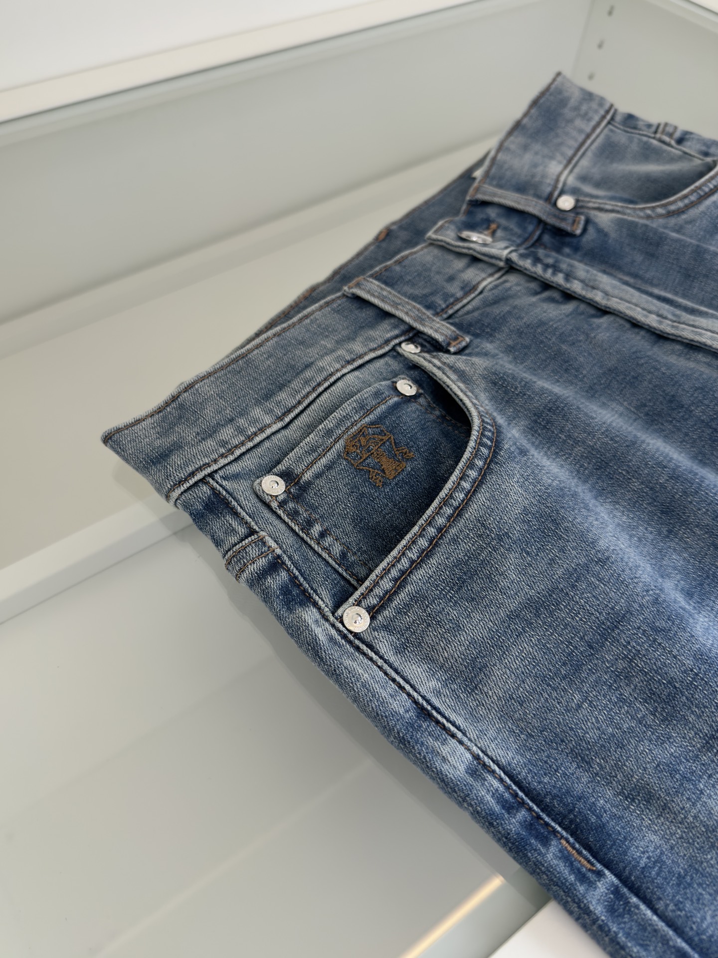 Bru**llo Cuci**lli: Classic Tailoring for Business Jeans, High-End Design with Comfort and Grace - 图片 3