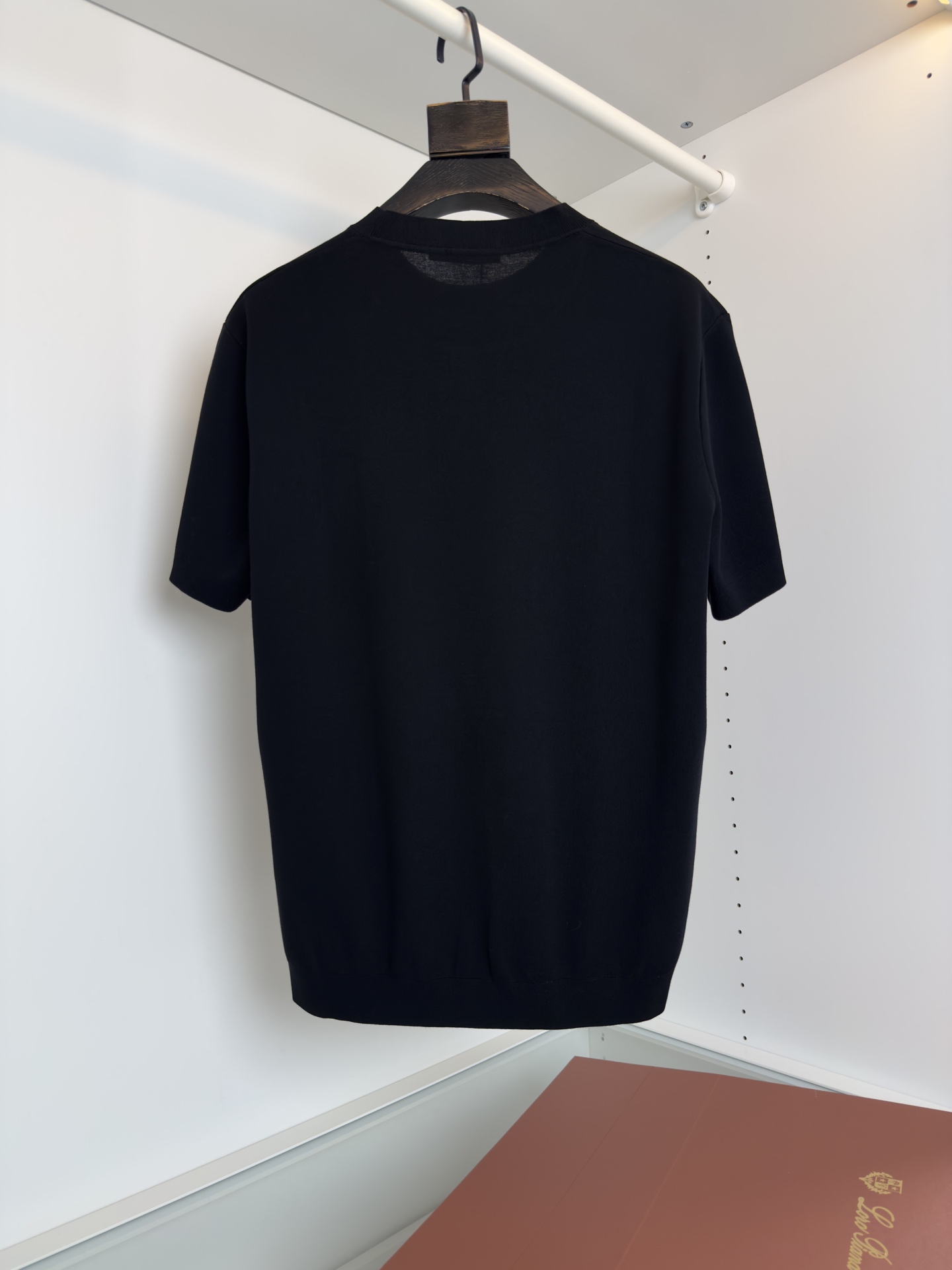 High-Quality Knitted Shirts: Classic Designs with Innovative Fabric for Timeless Style - 图片 2