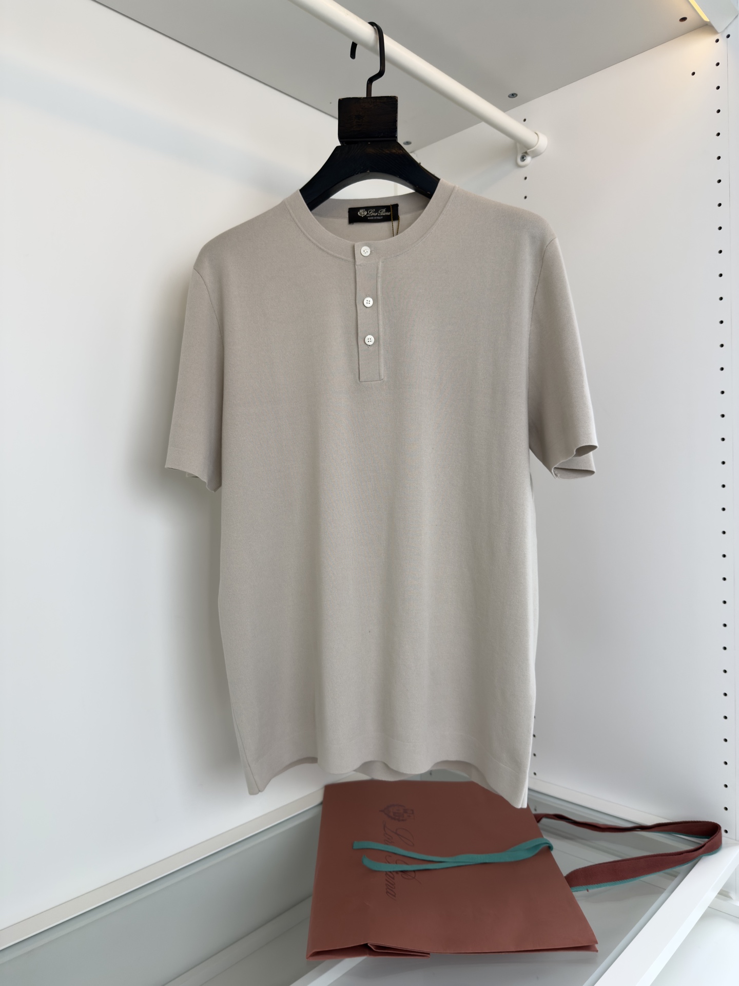 NO:722233,Lo*ro Pi*nano u Pianya Recommended by old money and new money British gentlemen Henley collar men's knitted short-sleeved T-shirts are a must-have style for handsome men. In 1839, the Royal Game Weekly was born in Henry Town, England. At that time, the competition clothing was a Henley collar upper body that could be elegant and gentlemanly, and could match the majestic tough guy feeling. It is highly praised every year and is also a must-make style for a big first-line brand. The seemingly simple design tests the combination of craftsmanship and fabric, and the collar type is a test of the master's skills.  The width and elasticity of the neckline are very particular. The edges are tightly knitted and smooth. The details are exquisite and the upper body is young and not rigid. It is casual and elegant. The flat knitting (that is, the way sweaters are made) adopts the four-pin process. Different weaving methods on the front and back are used to make the structure tighter and the surface is smooth. The finished product is breathable, does not stick to the flesh, does not press the body, is anti-wrinkle and easy to care for. The fabric is made of 120S ultra-fine count long-staple cotton (the higher the count, the finer it is.  The higher the quality of the finished product) The ingredients are long-staple cotton, Italian-style tailoring, the upper body of the clothes is well-fitting, and the lower body is slightly loose. It has a good sense of tolerance for the body shape and is slim and crisp, forming a three-dimensional line. The buttons are naturally thickened shell buttons. After fine craftsmanship, the whole body has a detailed texture. The whole product is ordered. Black, beige, size M-3XL, try on 172-148, L size is suitable, men's clothing, sweaters, T-shirt, tees, t-shirt,19860909Lo*ro Pi*na诺 u翩雅 老钱新贵推荐 英伦绅士 亨利领男士针织短袖T恤衫型男必备款式 1839年 英国 亨利镇 皇家赛周会诞生 当时比赛服饰就是亨利领上身又能儒雅绅士 又能搭配大气硬汉感 年年备受推崇 也是个大一线品牌 必做的款式之一 看似简约的设计 越考验工艺与面料的结合,领型很考验师傅的功底 领口的宽窄松紧都很有讲究 边缘紧密织造流畅 细微之处的精美上身年轻不刻板 随性有层次儒雅造型横机针织（也就是毛衣的做法）采用四平针的工艺 运用正反面不同织法 让结构变得更紧密 表面平滑 成品 透气 不沾肉 不压身 抗皱易打理的特点 面料这款采用120S极细支数长绒棉（支数越高 越细 成品品质越高）成分长绒棉 意式得剪裁 衣服上身合体 下身略微宽松 对身型有着好的包容感的同时 显瘦挺括 形成立体的线条 纽扣采用 天然加厚的贝壳扣 经过精细的工艺 让整体很有细节质感 全品相订单 黑色 米灰色 码数M-3XL 试穿172-148穿L码合适,男装,sweaters,T-shirt,tees，t-shirt,,Women's clothing