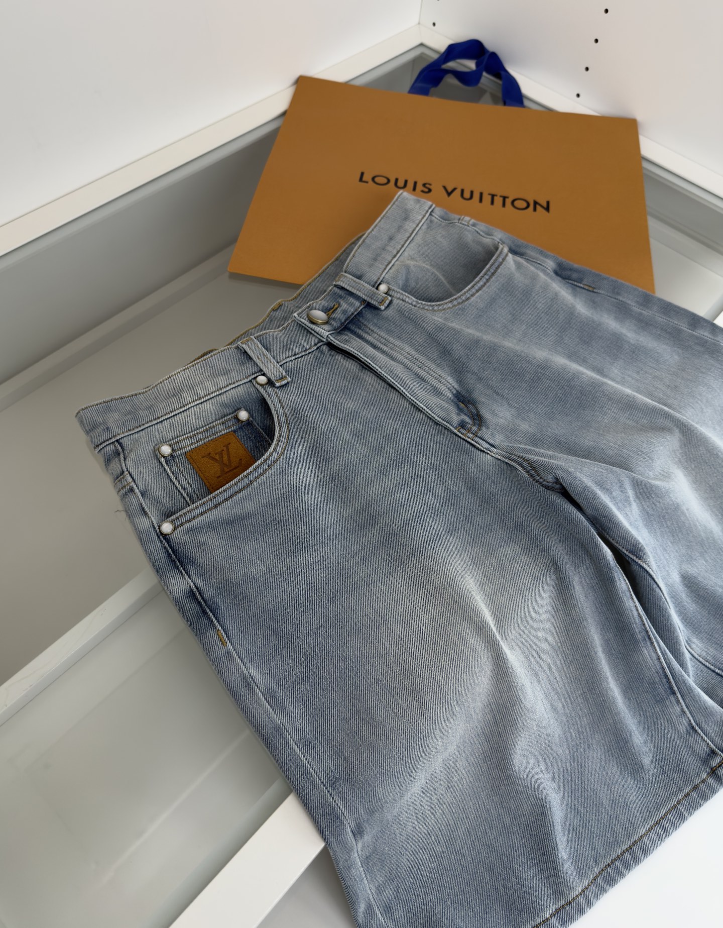 Louis L*V 2025 Men’s Cabinet: Light Blue-Water Shampoos, Metal Tycoon Details, Cowboy Cloth Fabric - 图片 3