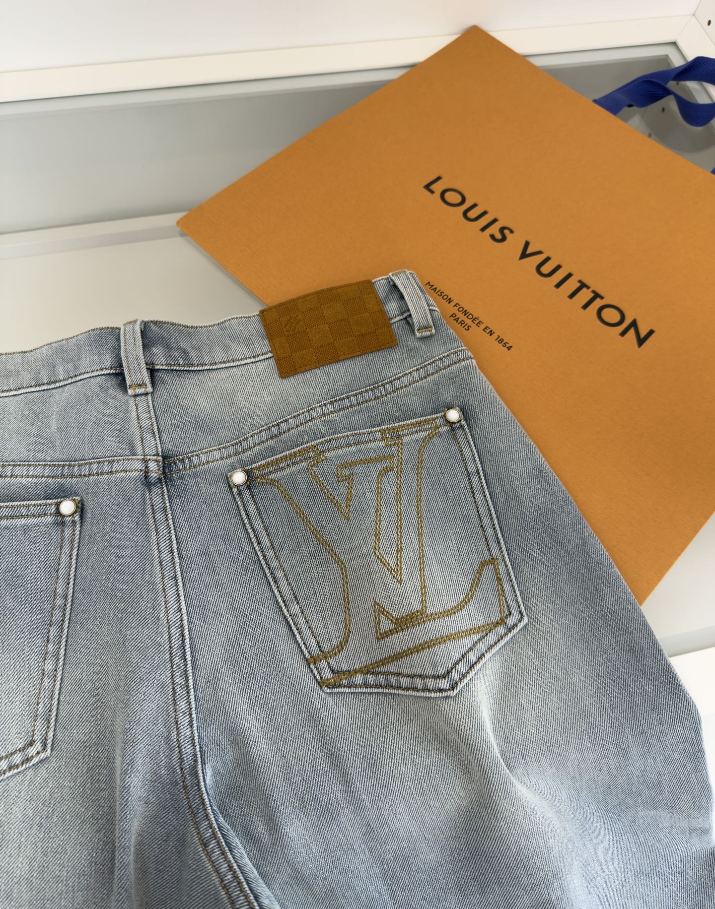 Louis L*V 2025 Men’s Cabinet: Light Blue-Water Shampoos, Metal Tycoon Details, Cowboy Cloth Fabric - 图片 7