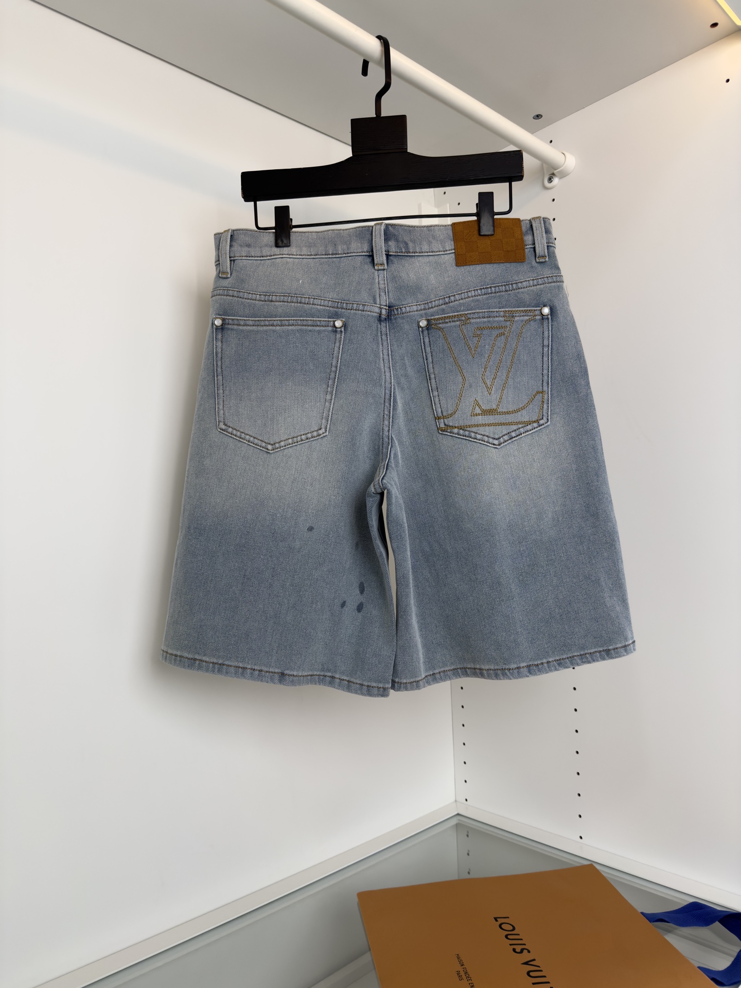 Louis L*V 2025 Men’s Cabinet: Light Blue-Water Shampoos, Metal Tycoon Details, Cowboy Cloth Fabric - 图片 2