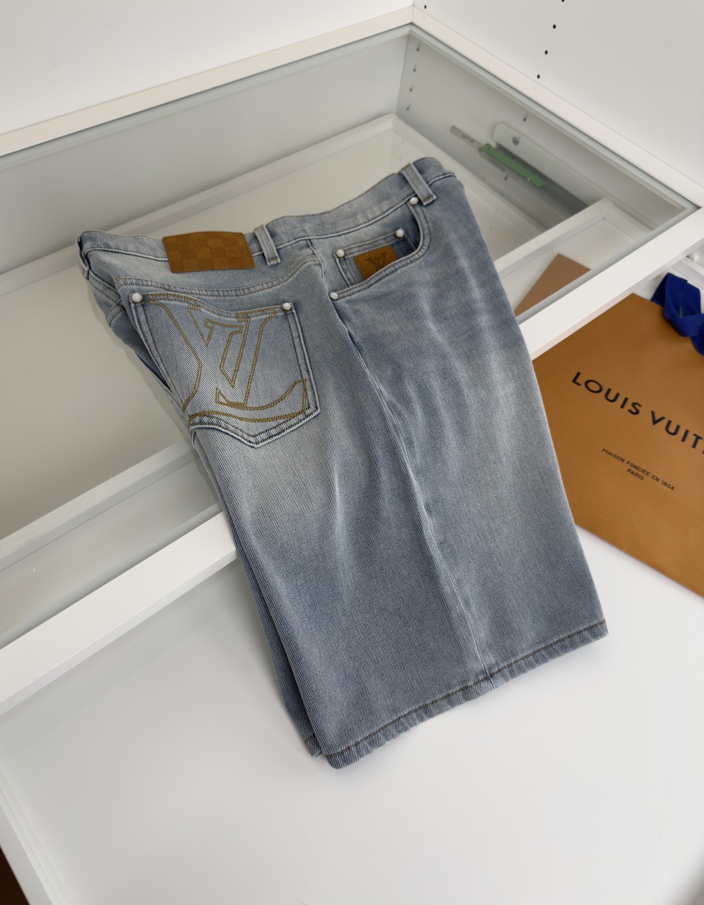Louis L*V 2025 Men’s Cabinet: Light Blue-Water Shampoos, Metal Tycoon Details, Cowboy Cloth Fabric - 图片 9