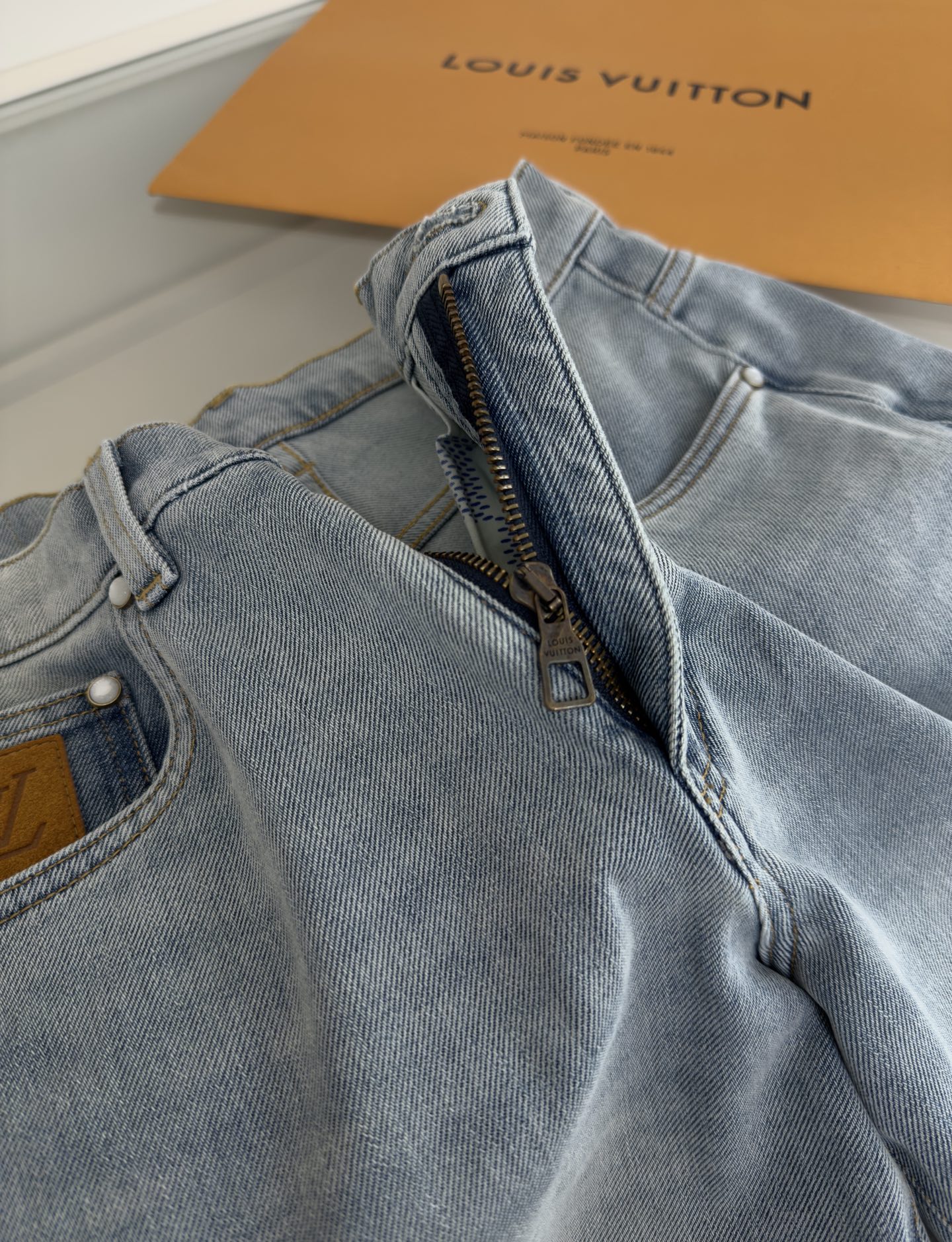 Louis L*V 2025 Men’s Cabinet: Light Blue-Water Shampoos, Metal Tycoon Details, Cowboy Cloth Fabric - 图片 6