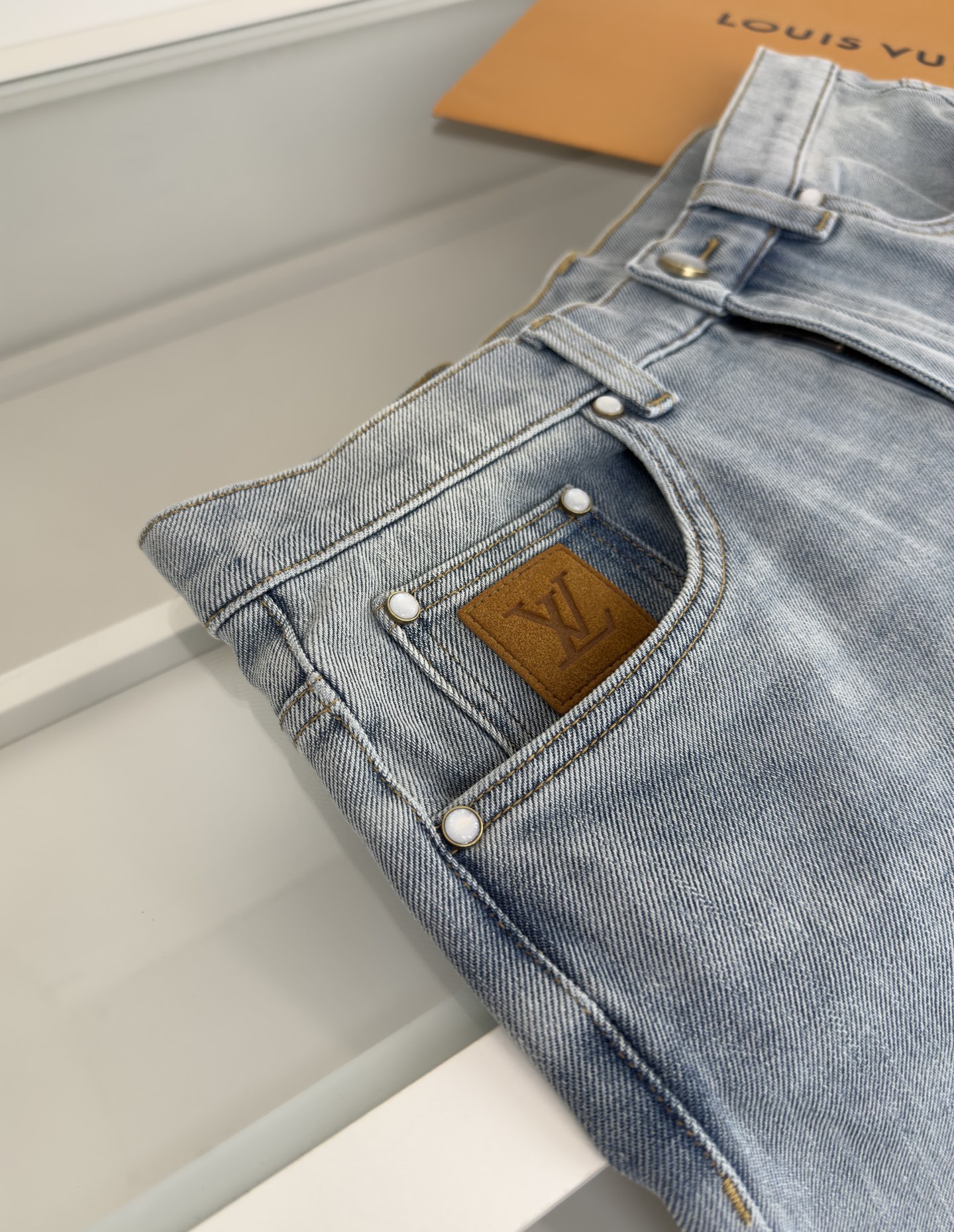Louis L*V 2025 Men’s Cabinet: Light Blue-Water Shampoos, Metal Tycoon Details, Cowboy Cloth Fabric - 图片 4