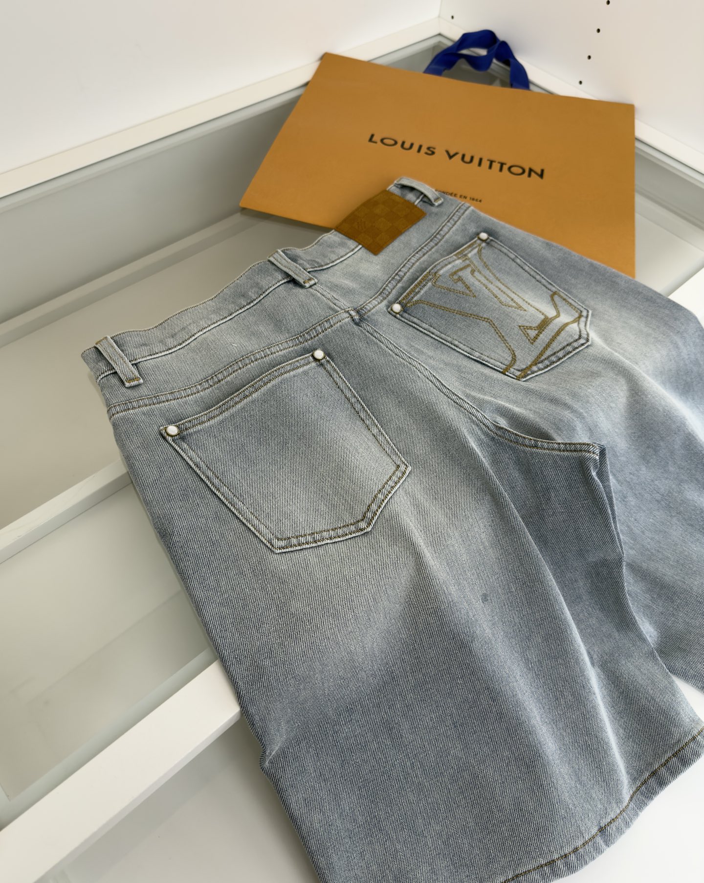 Louis L*V 2025 Men’s Cabinet: Light Blue-Water Shampoos, Metal Tycoon Details, Cowboy Cloth Fabric - 图片 8