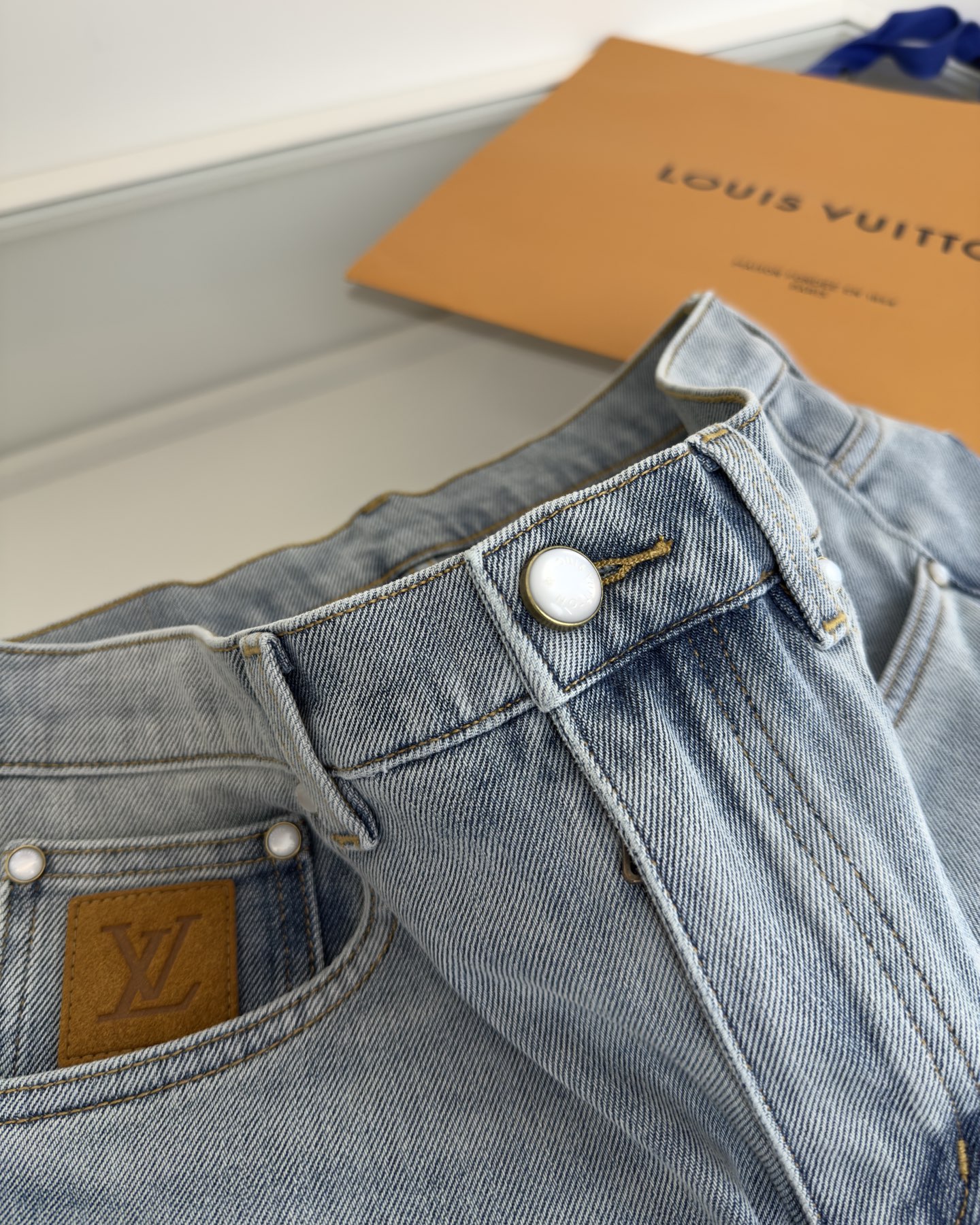 Louis L*V 2025 Men’s Cabinet: Light Blue-Water Shampoos, Metal Tycoon Details, Cowboy Cloth Fabric - 图片 5