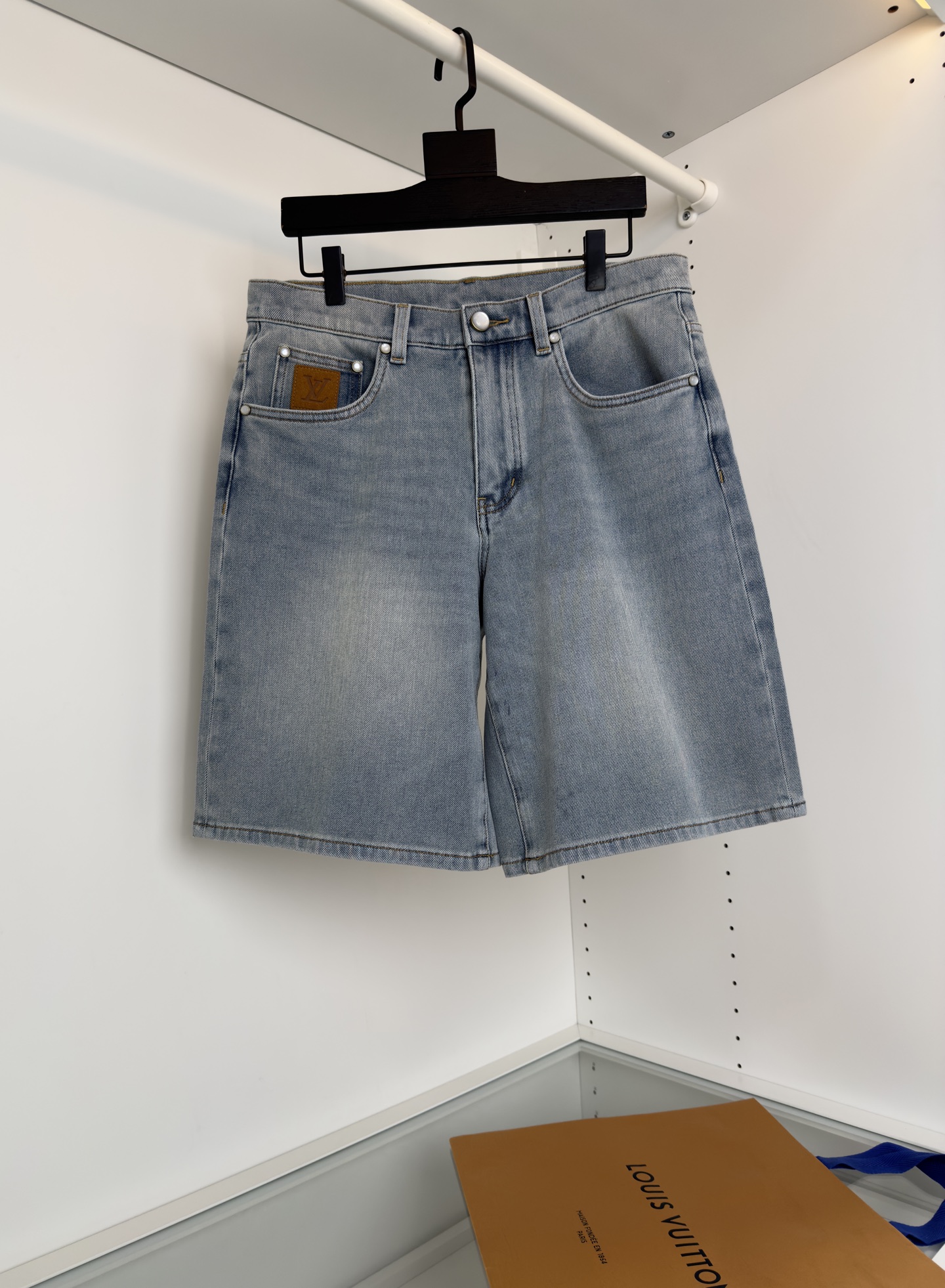 Louis L*V 2025 Men’s Cabinet: Light Blue-Water Shampoos, Metal Tycoon Details, Cowboy Cloth Fabric - 图片 1